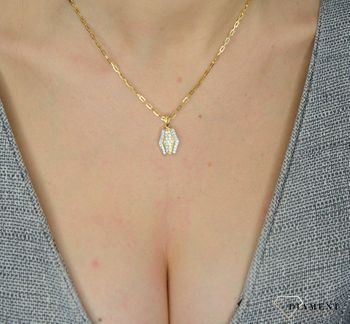 Złota zawieszka 585 ozdobiona cyrkonią DIA-ZAW-1000K-585. Złota zawieszka to przykład pięknej, ponadczasowej elegancji i uniwersalności. Doskonale pasuje do wszelkich kreacji o stonowanym, prostym charakterze, w tym  (4).JPG