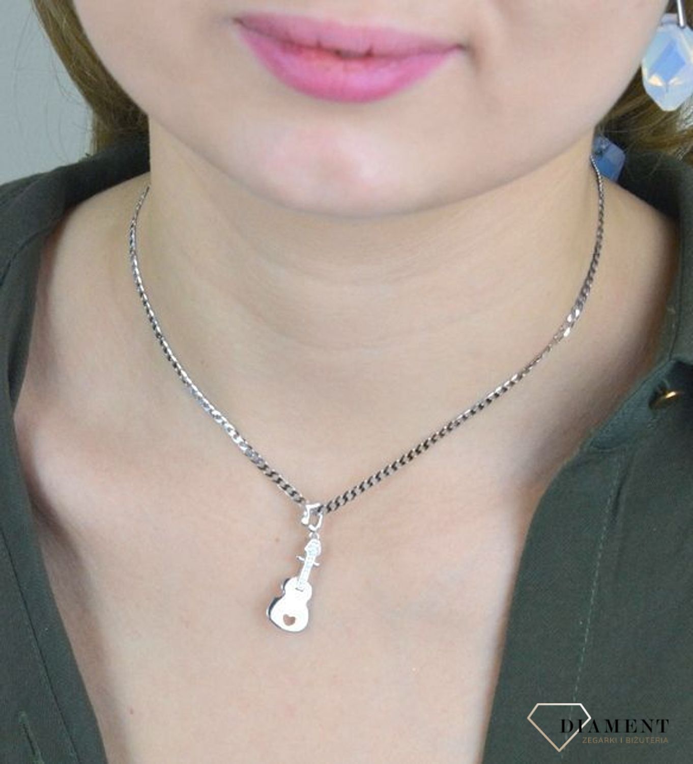Zawieszka charakteryzuje się niezwykłą precyzją wykonania. Srebro jest cenionym materiałem wśród jubilerów. Zawieszka została ukształtowana, na wzór gitary.jpg