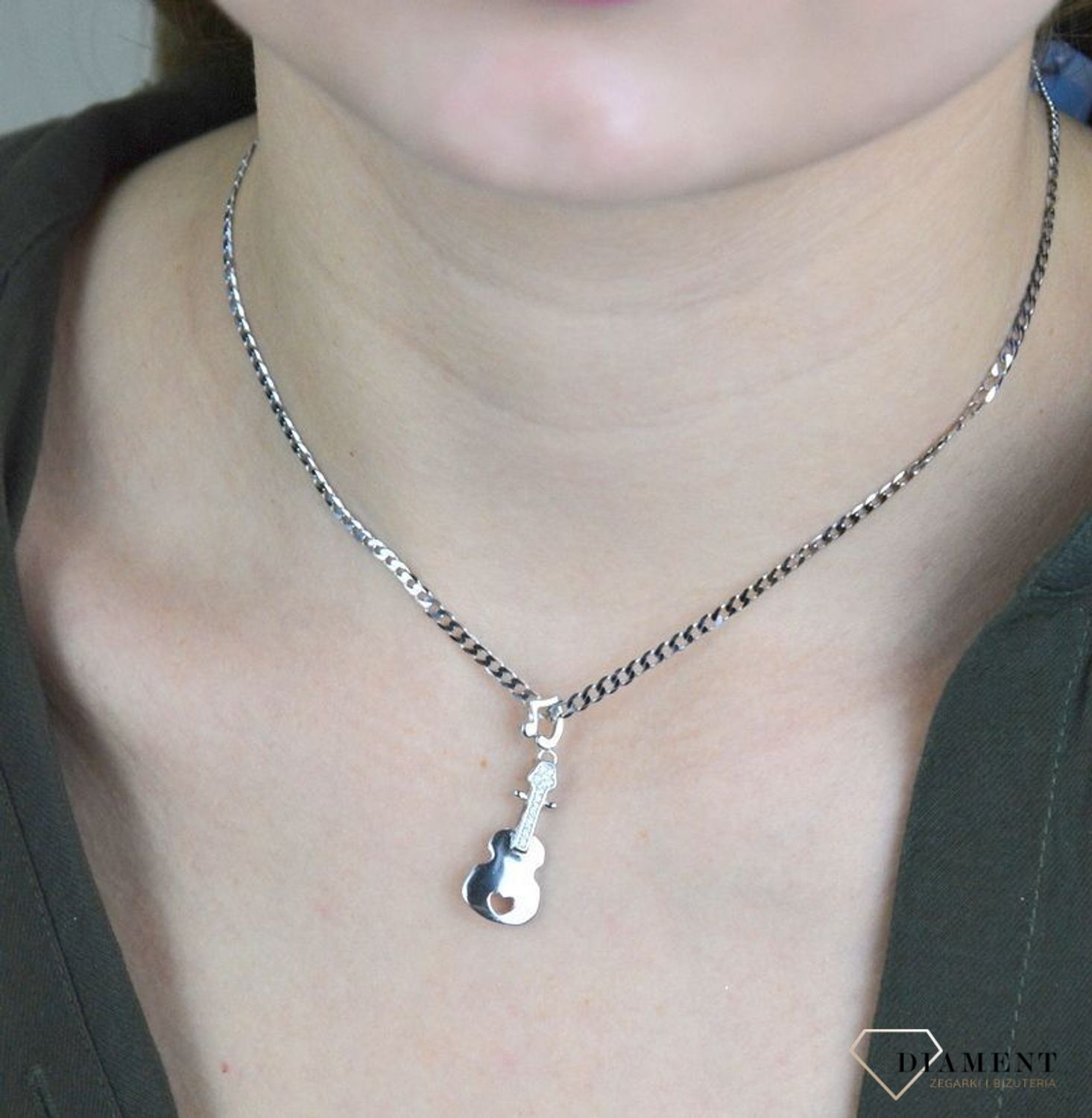 Zawieszka charakteryzuje się niezwykłą precyzją wykonania. Srebro jest cenionym materiałem wśród jubilerów. Zawieszka została ukształtowana, na wzór gitary.jpg