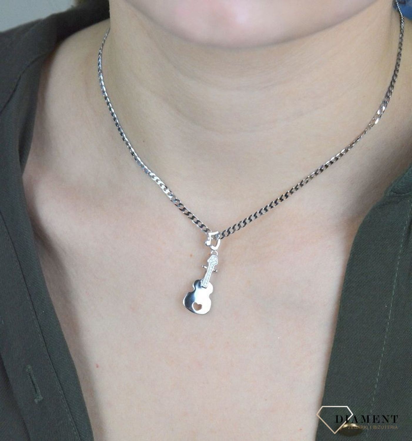 Zawieszka charakteryzuje się niezwykłą precyzją wykonania. Srebro jest cenionym materiałem wśród jubilerów. Zawieszka została ukształtowana, na wzór gitary.jpg
