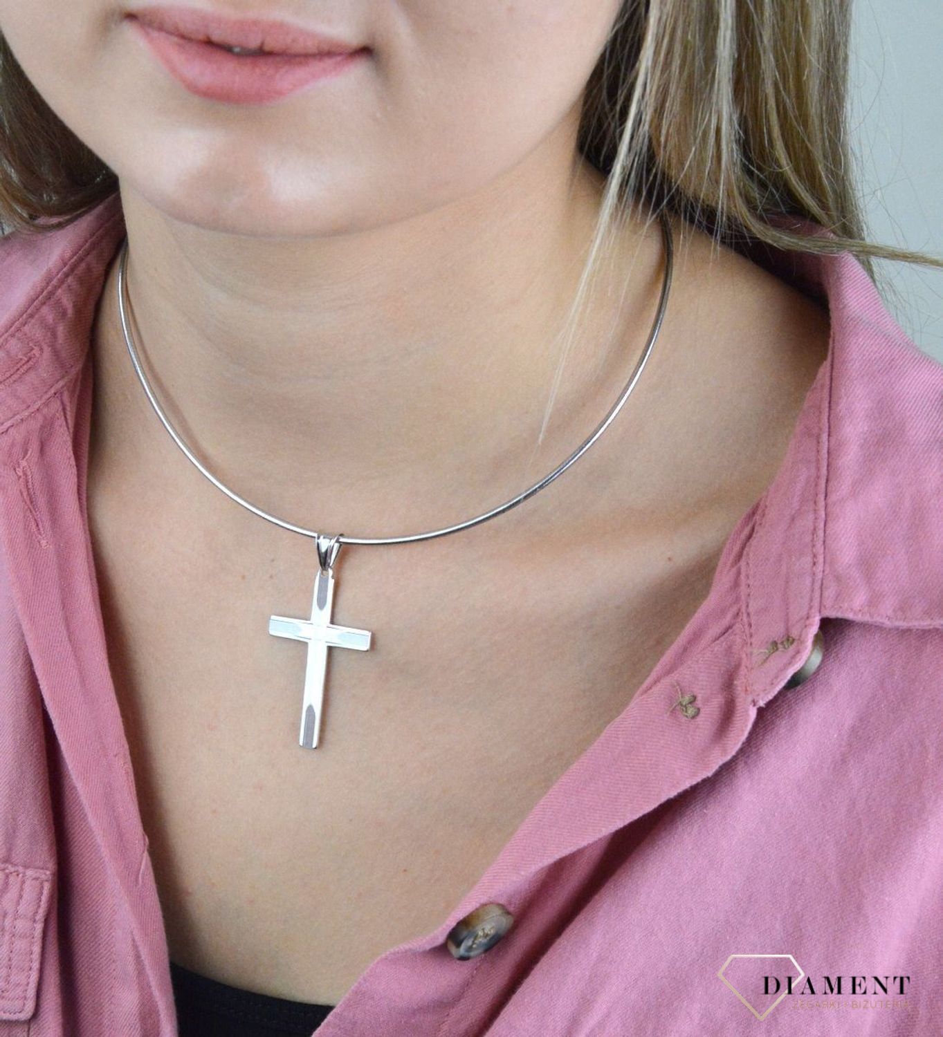 Srebrny krzyżyk wykonany z próby 925 z grawerem w postaci dwóch równoległych i prostopadłych  linii zbiegających się na środku. Piękny i kunsztownie wykonany srebrny krzyżyk z ciekawym zdobieniem w postaci graweru.jpg