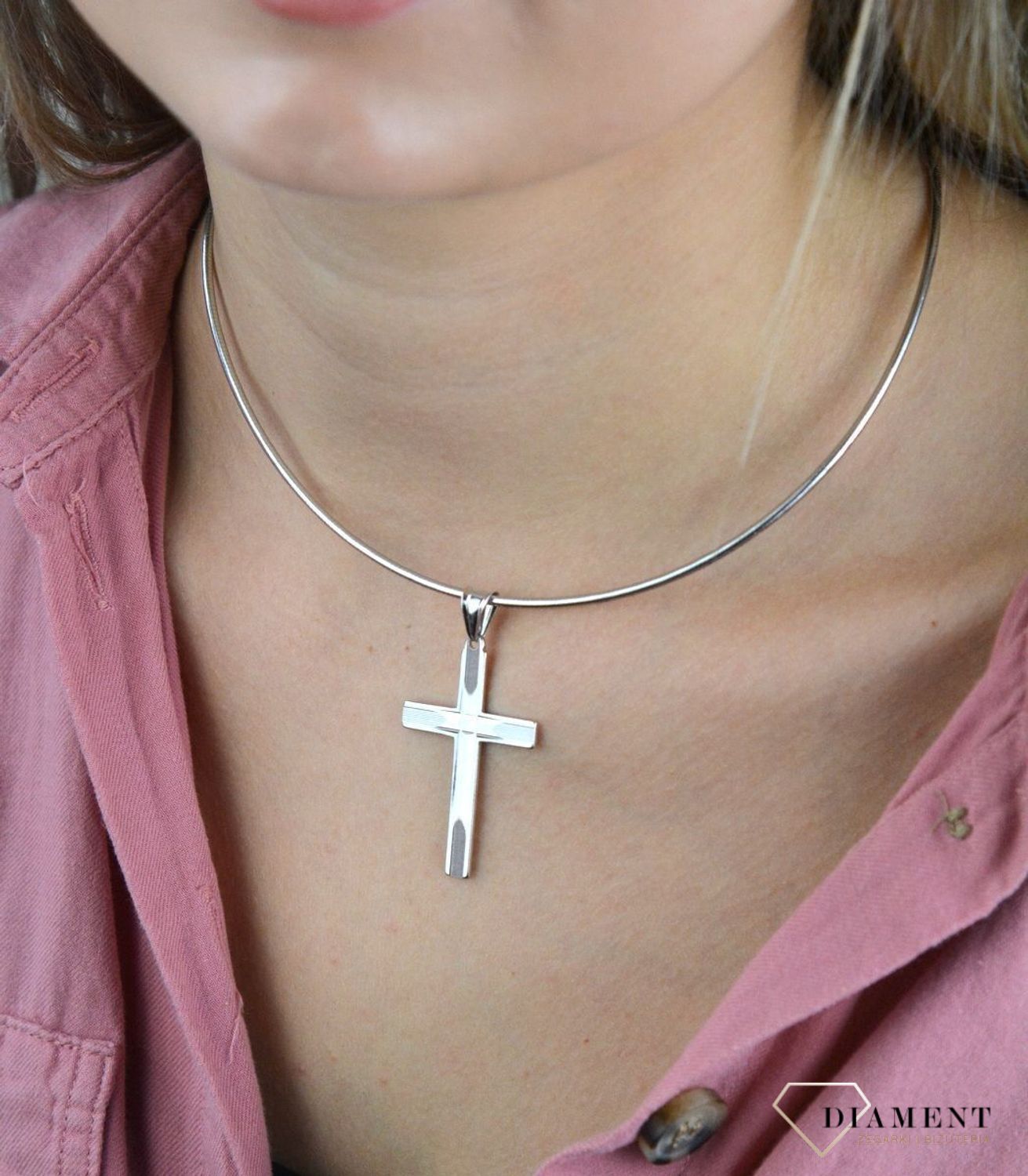 Srebrny krzyżyk wykonany z próby 925 z grawerem w postaci dwóch równoległych i prostopadłych  linii zbiegających się na środku. Piękny i kunsztownie wykonany srebrny krzyżyk z ciekawym zdobieniem w postaci graweru.jpg