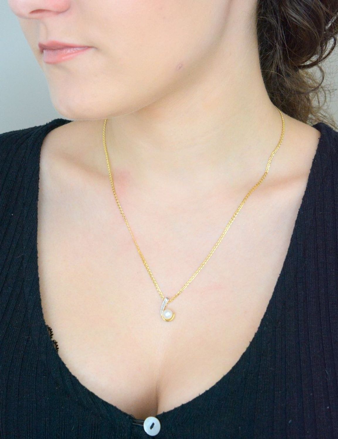 Złota zawieszka Apart Perła i cyrkonie próba 585 DIA-ZAW-1001K-585. Delikatna zawieszka. Zawieszka złota z perłą. Zawieszki złote. Prezent dla kobiety. Złota biżuteria. Modne zawieszki. 2.jpg