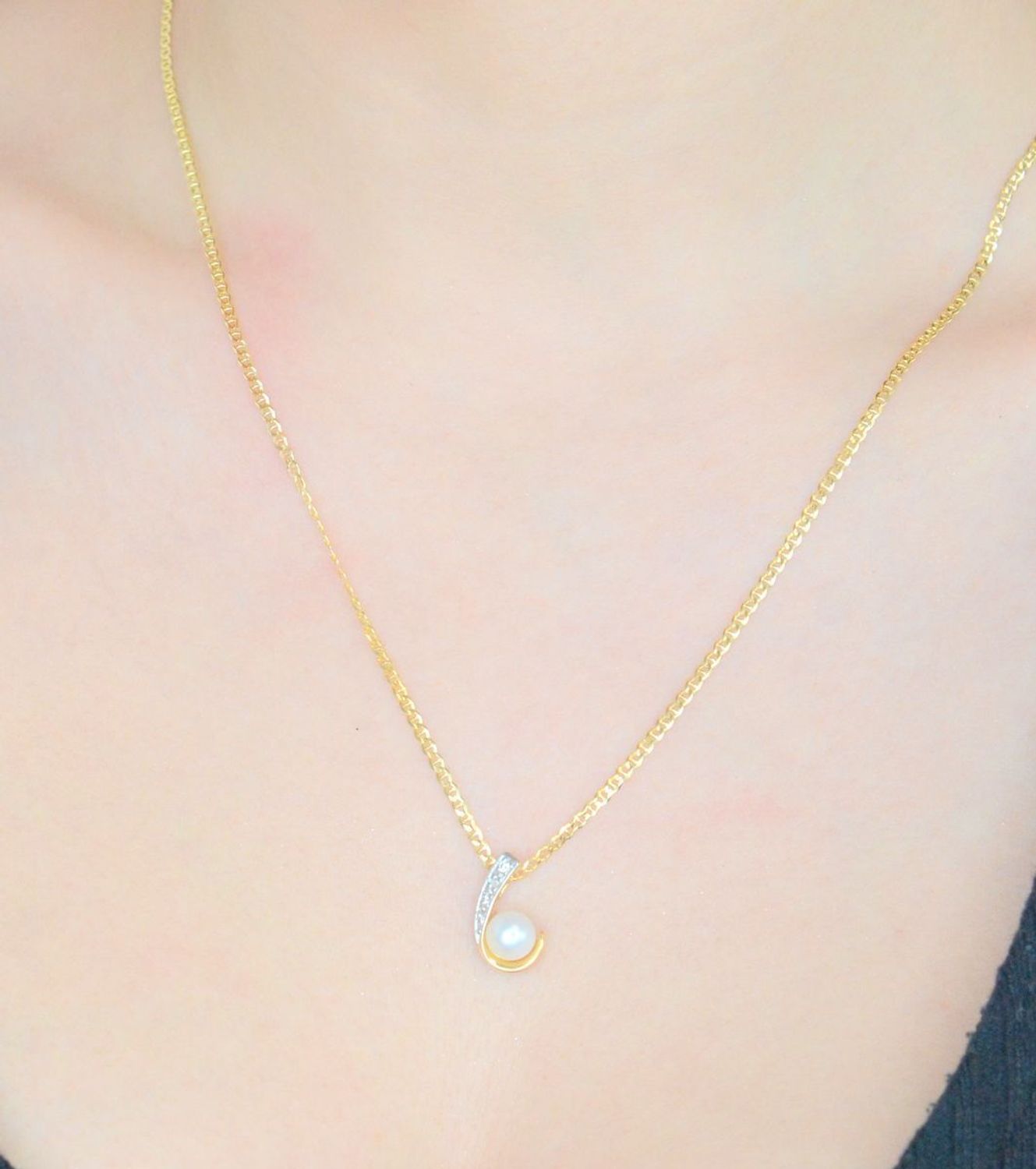 Złota zawieszka Apart Perła i cyrkonie próba 585 DIA-ZAW-1001K-585. Delikatna zawieszka. Zawieszka złota z perłą. Zawieszki złote. Prezent dla kobiety. Złota biżuteria. Modne zawieszki. 2.jpg