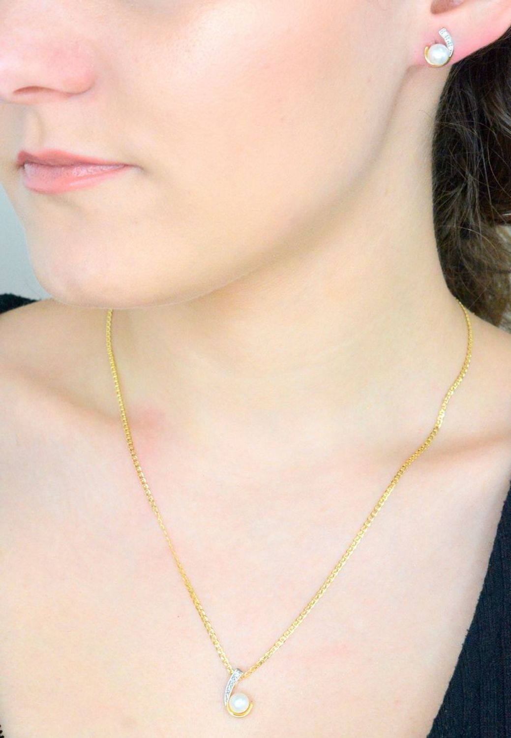 Złota zawieszka Apart Perła i cyrkonie próba 585 DIA-ZAW-1001K-585. Delikatna zawieszka. Zawieszka złota z perłą. Zawieszki złote. Prezent dla kobiety. Złota biżuteria. Modne zawieszki. 2.jpg