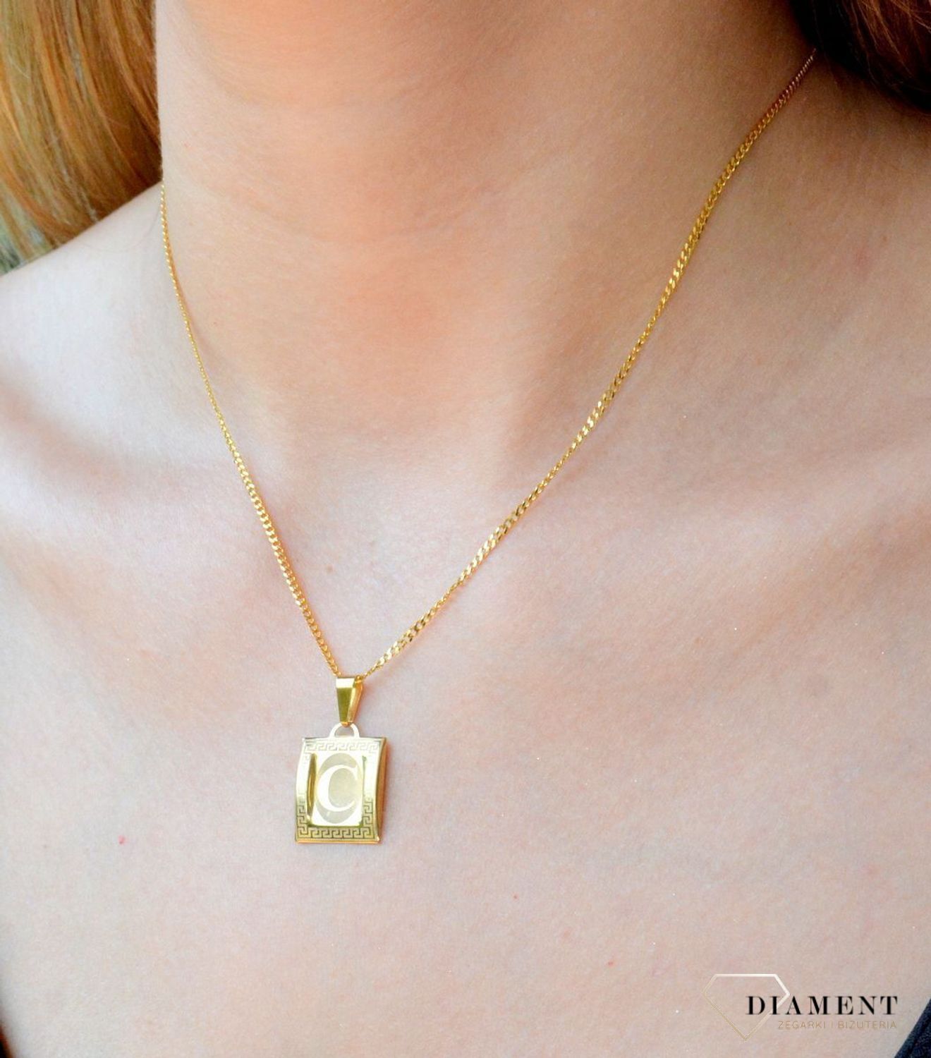 Złota zawieszka literka C na papirusie DIA-ZAW-10021-333. Wisiorek został wykonany z najwyższej jakości złota próby 333 na papirusie. Złoty wisiorek literka C na papirusie. Zawieszka damska z literką. Idealna zawieszka na prez.jpg
