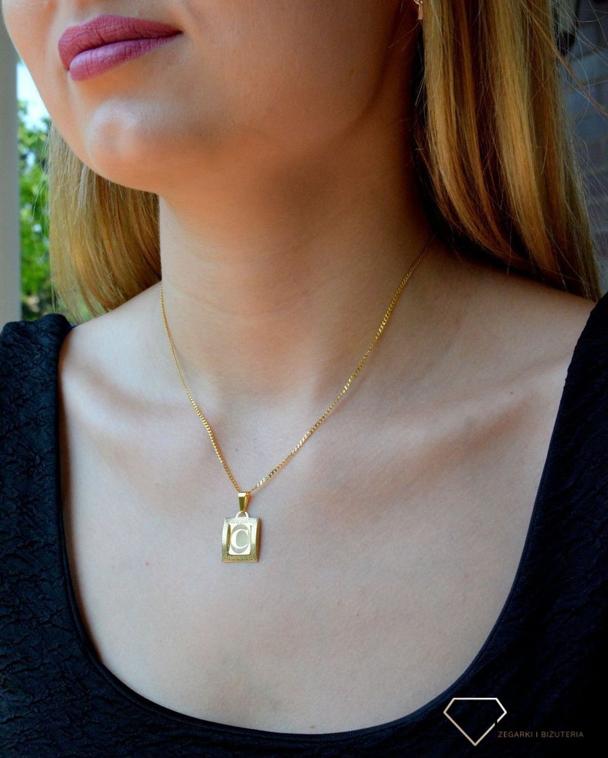 Złota zawieszka literka C na papirusie DIA-ZAW-10021-333. Wisiorek został wykonany z najwyższej jakości złota próby 333 na papirusie. Złoty wisiorek literka C na papirusie. Zawieszka damska z literką. Idealna zawieszka na prez.jpg