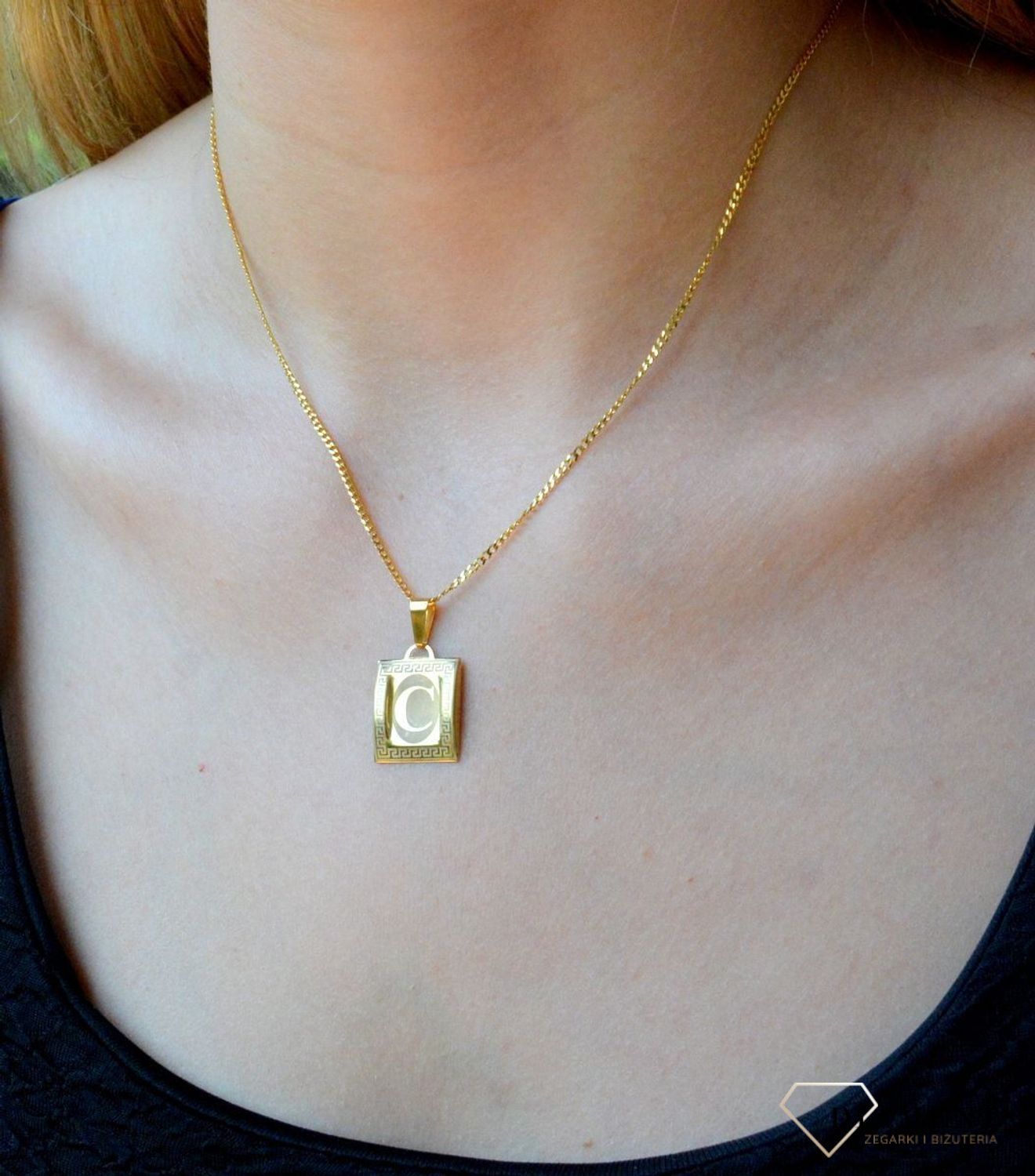 Złota zawieszka literka C na papirusie DIA-ZAW-10021-333. Wisiorek został wykonany z najwyższej jakości złota próby 333 na papirusie. Złoty wisiorek literka C na papirusie. Zawieszka damska z literką. Idealna zawieszka na prez.jpg