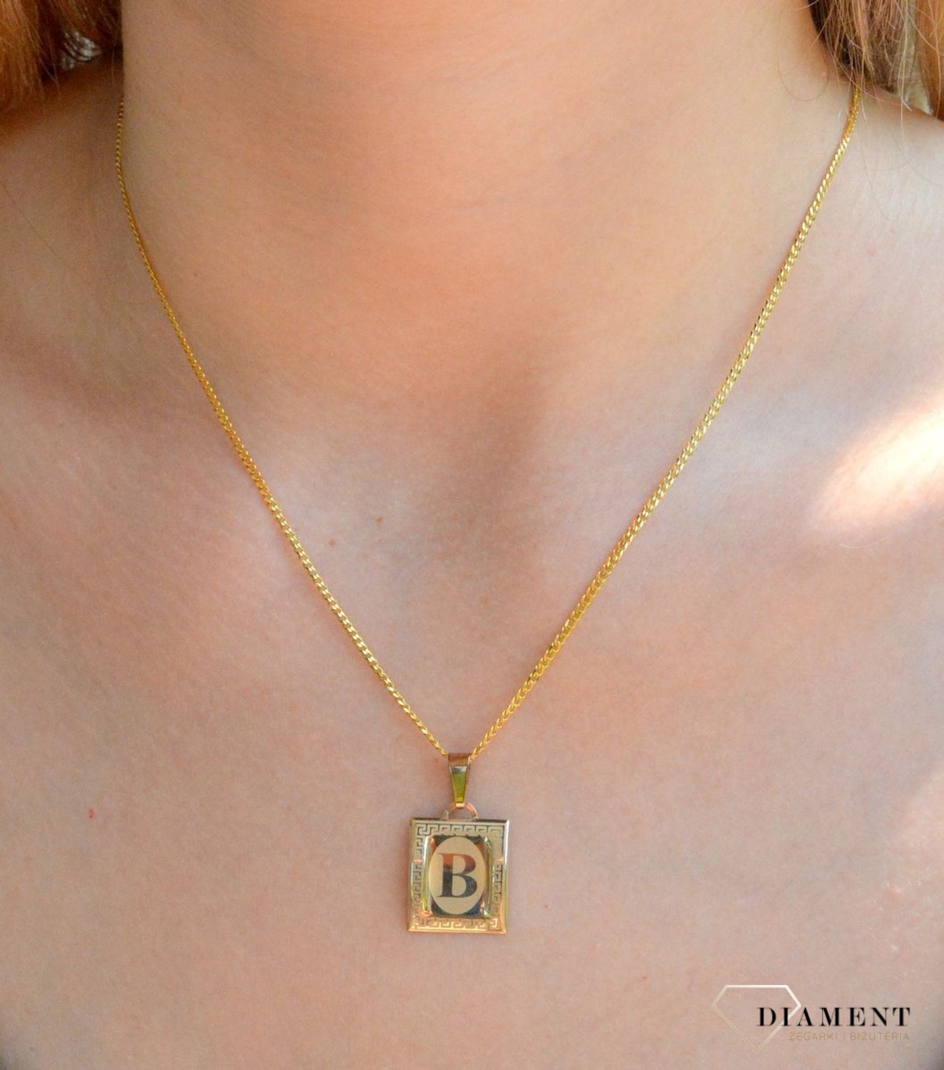 Złota zawieszka literka B na papirusie DIA-ZAW-10023-333. Wisiorek został wykonany z najwyższej jakości złota próby 333 na papirusie. Złoty wisiorek literka B na papirusie. Zawieszka damska z literką. Idealna zawieszka na prez.jpg