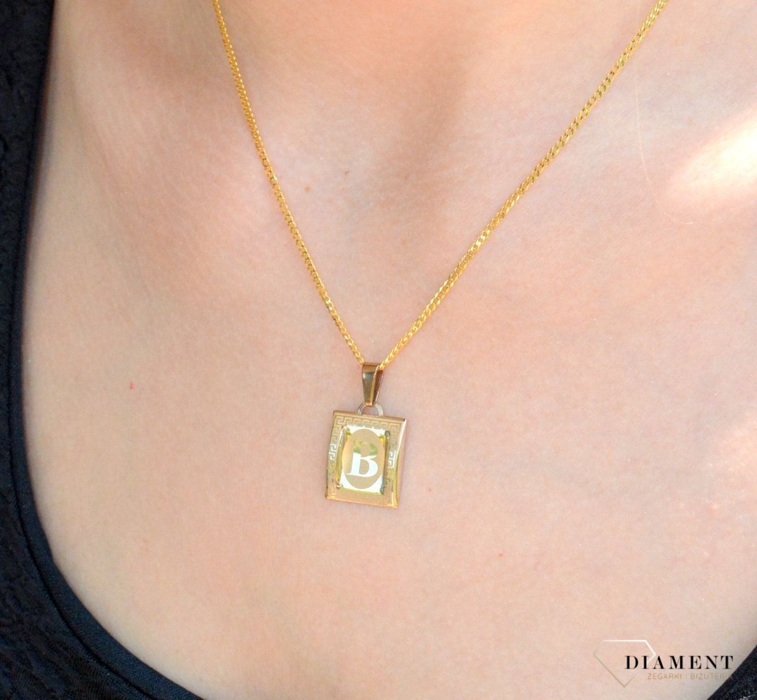 Złota zawieszka literka B na papirusie DIA-ZAW-10023-333. Wisiorek został wykonany z najwyższej jakości złota próby 333 na papirusie. Złoty wisiorek literka B na papirusie. Zawieszka damska z literką. Idealna zawieszka na prez.jpg