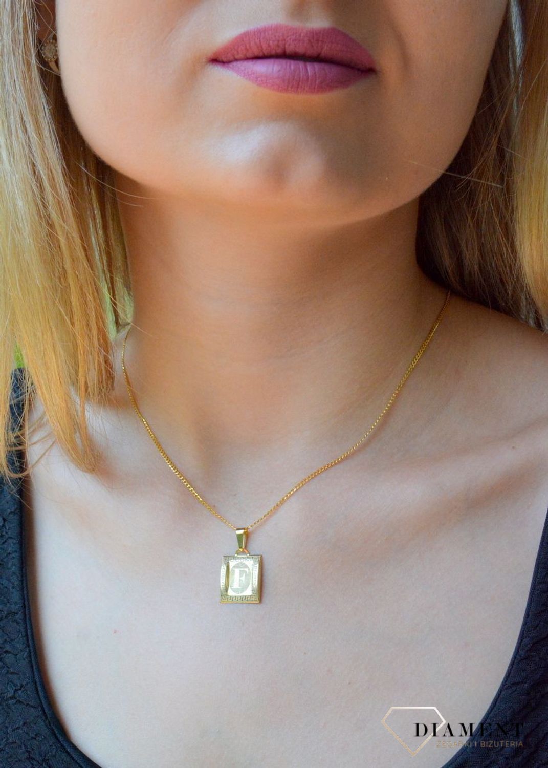 Złota zawieszka literka F na papirusie DIA-ZAW-10024-333. Wisiorek został wykonany z najwyższej jakości złota próby 333 na papirusie. Złoty wisiorek literka F na papirusie. Zawieszka damska z literką. Idealna zawieszka na prez.jpg