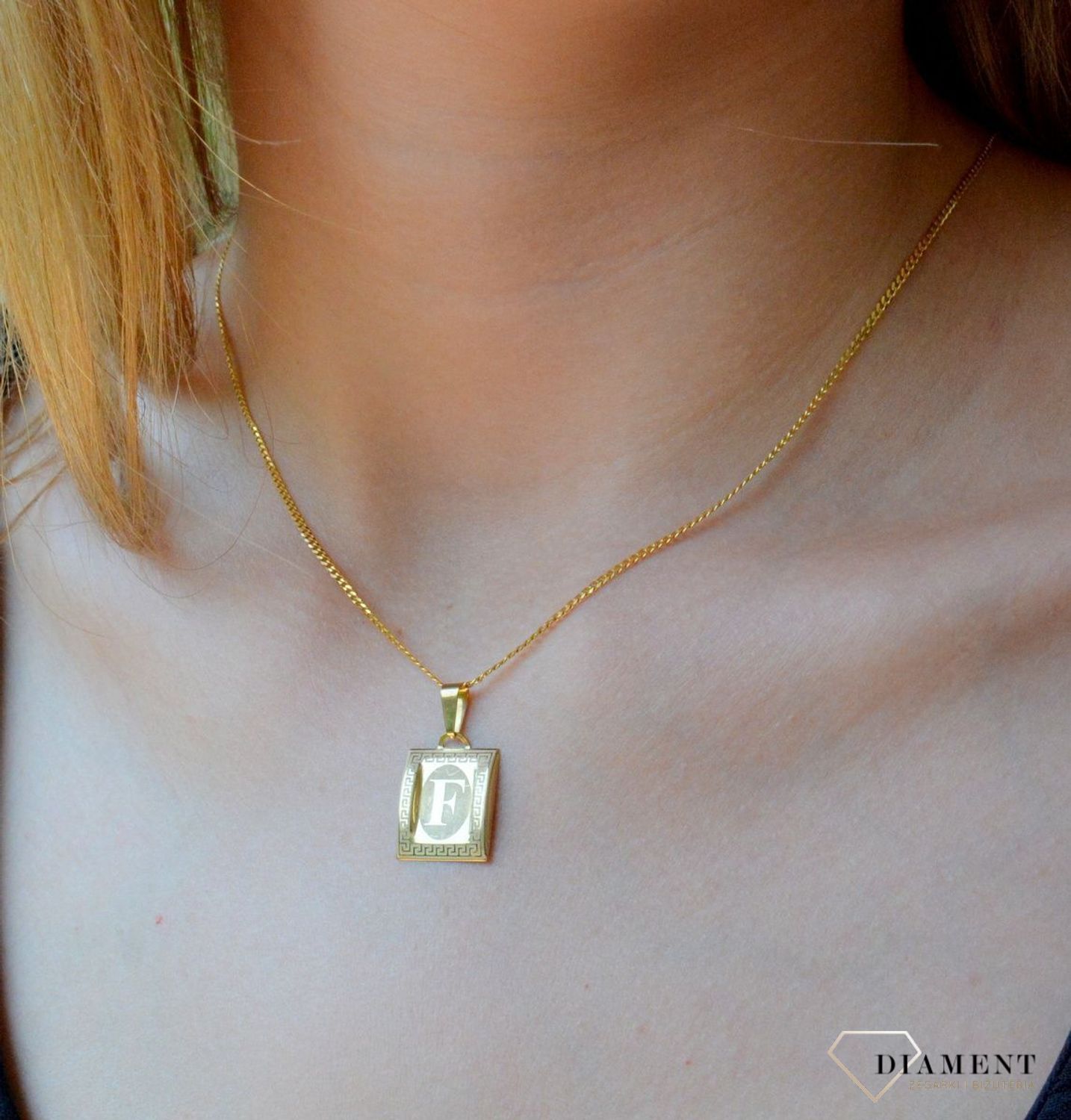 Złota zawieszka literka F na papirusie DIA-ZAW-10024-333. Wisiorek został wykonany z najwyższej jakości złota próby 333 na papirusie. Złoty wisiorek literka F na papirusie. Zawieszka damska z literką. Idealna zawieszka na prez.jpg