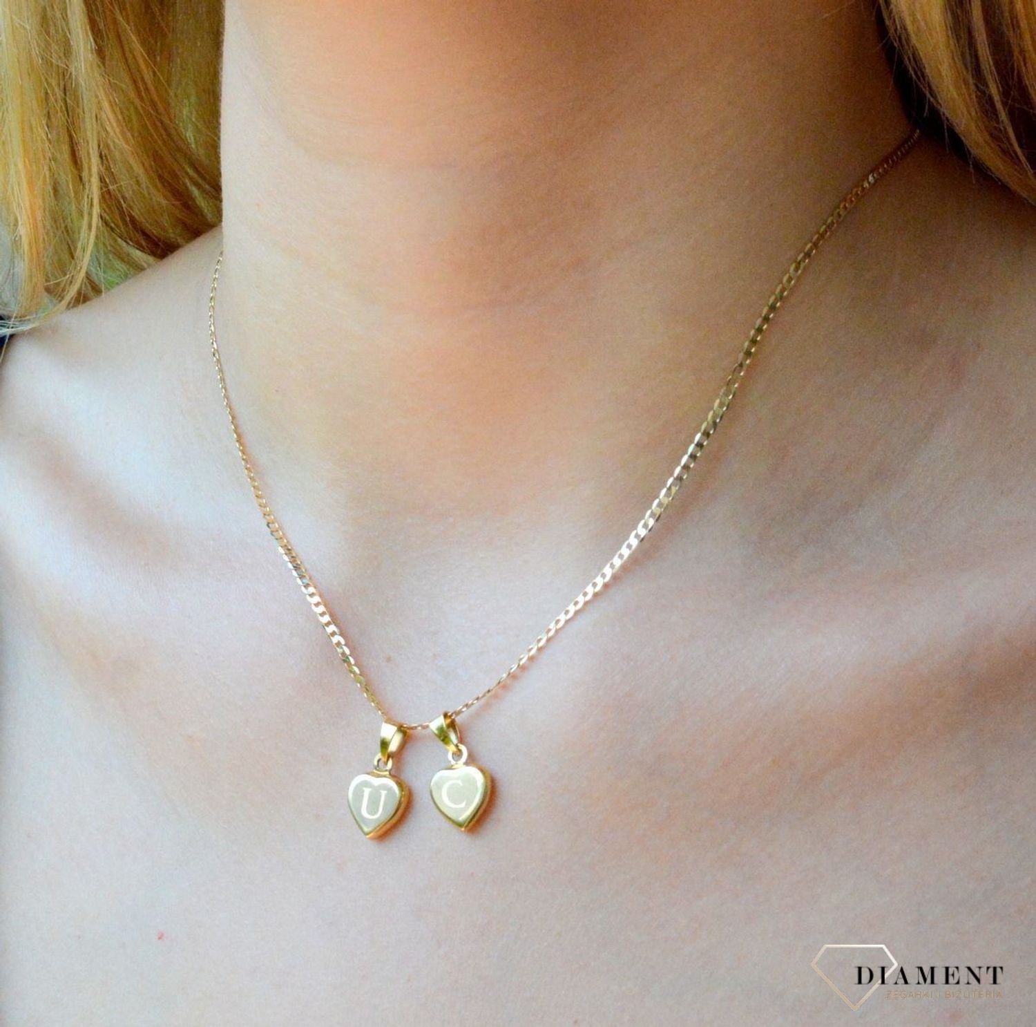 Złota zawieszka 333 literka C w serduszku DIA-ZAW-10025-333. Piękny, złoty wisiorek o ciekawym wzorze wykonany z żółtego złota. Personalizowana zawieszka to doskonały pomysł na prezent dla każdej kobiety..jpg