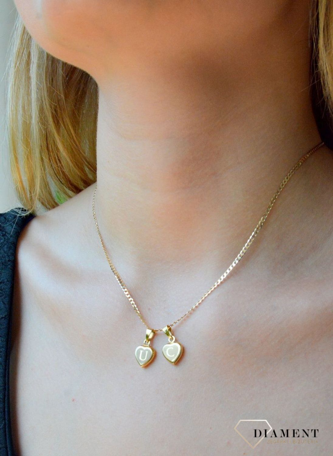 Złota zawieszka 333 literka U w serduszku DIA-ZAW-10026-333. Piękny, złoty wisiorek o ciekawym wzorze wykonany z żółtego złota. Personalizowana zawieszka to doskonały pomysł na prezent dla każdej kobiety..jpg