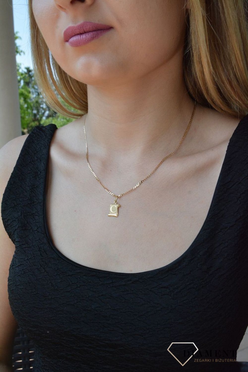 Złota zawieszka literka C na papirusie DIA-ZAW-10027-333. Wisiorek został wykonany z najwyższej jakości złota próby 333 na papirusie. Złoty wisiorek literka C na papirusie. Zawieszka damska z literką. Idealna zawieszka na prez.jpg