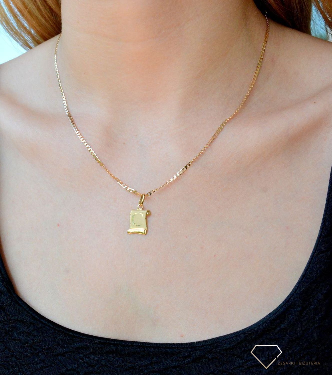 Złota zawieszka literka C na papirusie DIA-ZAW-10027-333. Wisiorek został wykonany z najwyższej jakości złota próby 333 na papirusie. Złoty wisiorek literka C na papirusie. Zawieszka damska z literką. Idealna zawieszka na prez.jpg