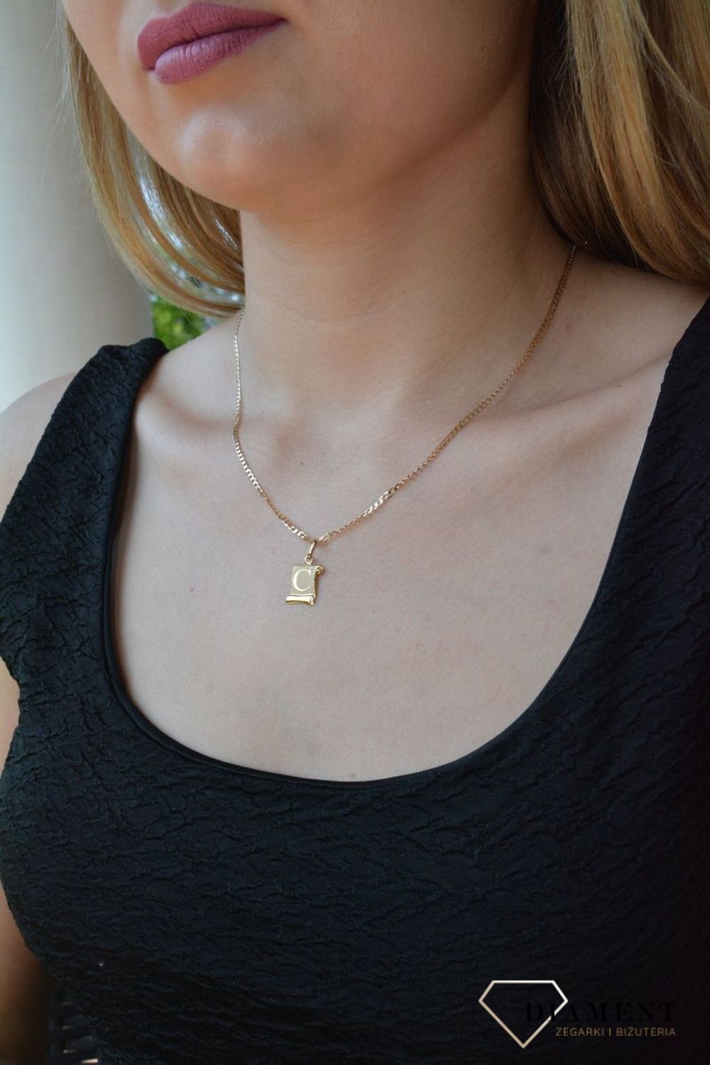 Złota zawieszka literka C na papirusie DIA-ZAW-10027-333. Wisiorek został wykonany z najwyższej jakości złota próby 333 na papirusie. Złoty wisiorek literka C na papirusie. Zawieszka damska z literką. Idealna zawieszka na prez.jpg
