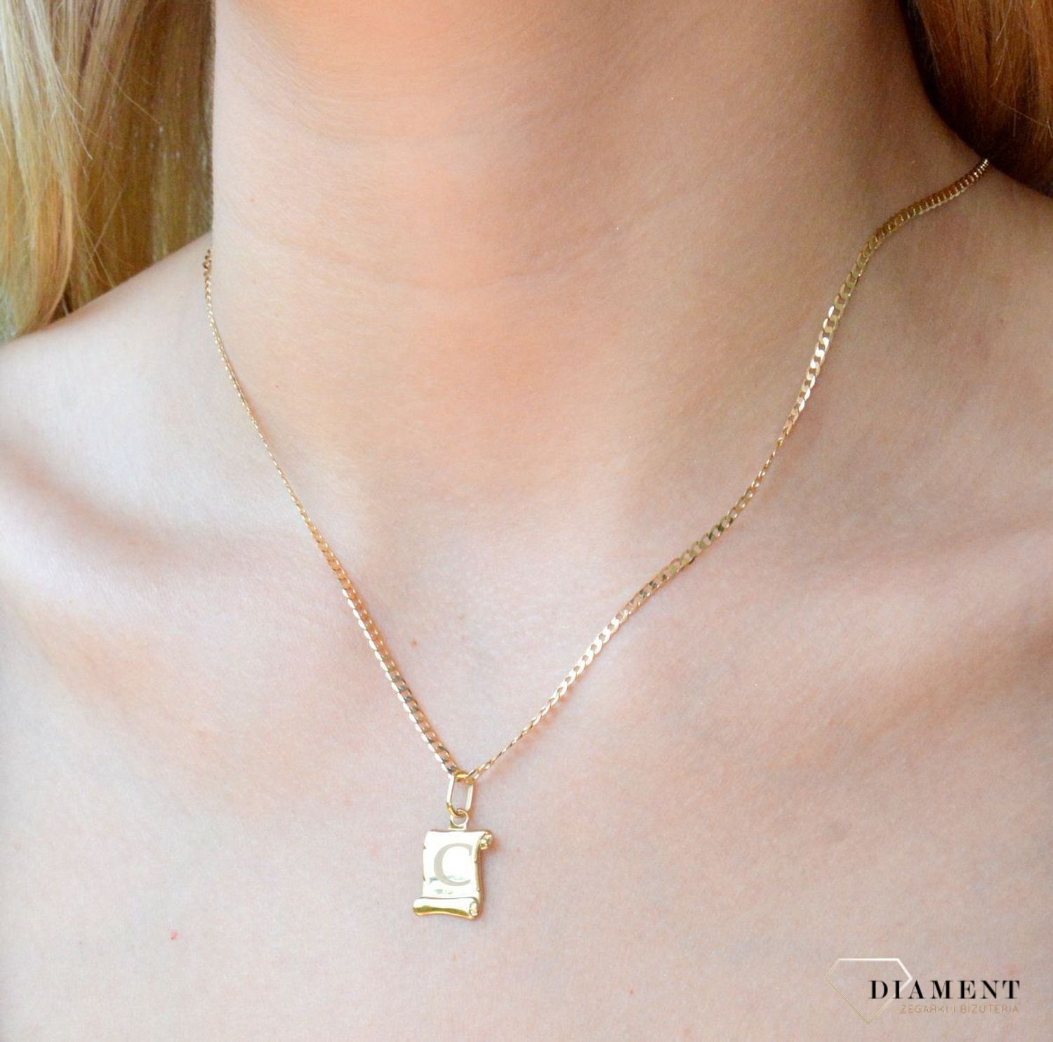 Złota zawieszka literka C na papirusie DIA-ZAW-10028-333. Wisiorek został wykonany z najwyższej jakości złota próby 333 na papirusie. Złoty wisiorek literka C na papirusie. Zawieszka damska z literką. Idealna zawieszka na prez.jpg