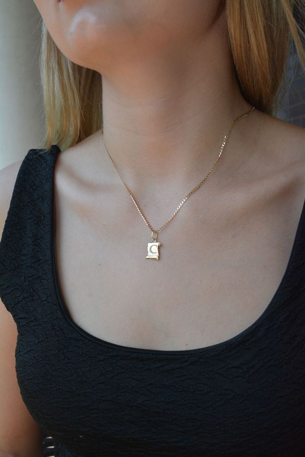 Złota zawieszka literka C na papirusie DIA-ZAW-10028-333. Wisiorek został wykonany z najwyższej jakości złota próby 333 na papirusie. Złoty wisiorek literka C na papirusie. Zawieszka damska z literką. Idealna zawieszka na prez.jpg