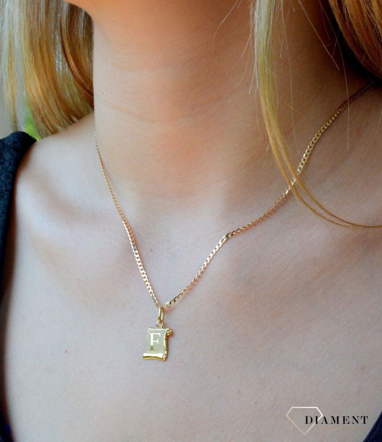 Złota zawieszka literka F na papirusie DIA-ZAW-10029-333. Wisiorek został wykonany z najwyższej jakości złota próby 333 na papirusie. Złoty wisiorek literka F na papirusie. Zawieszka damska z literką. Idealna zawieszka na prez.jpg