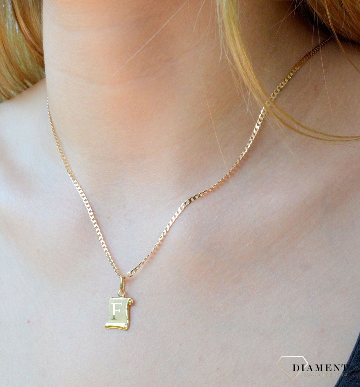 Złota zawieszka literka F na papirusie DIA-ZAW-10029-333. Wisiorek został wykonany z najwyższej jakości złota próby 333 na papirusie. Złoty wisiorek literka F na papirusie. Zawieszka damska z literką. Idealna zawieszka na prez.jpg