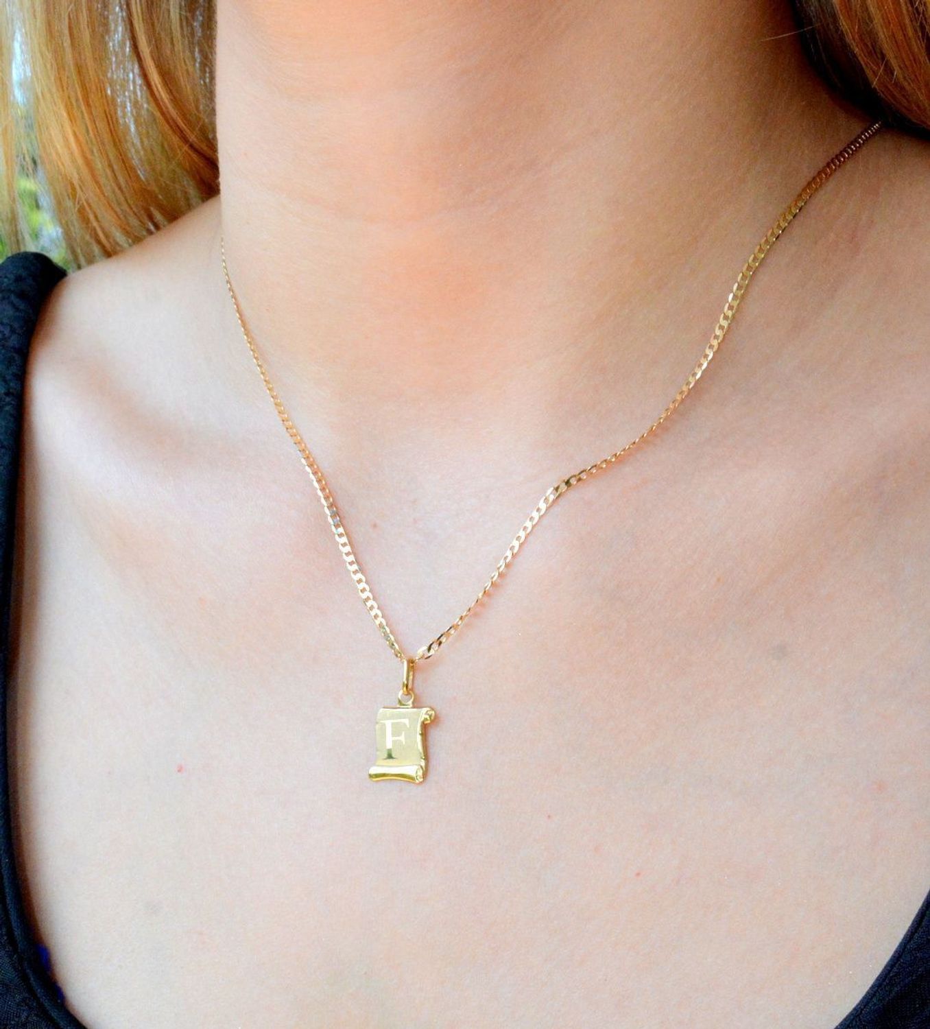 Złota zawieszka literka F na papirusie DIA-ZAW-10029-333. Wisiorek został wykonany z najwyższej jakości złota próby 333 na papirusie. Złoty wisiorek literka F na papirusie. Zawieszka damska z literką. Idealna zawieszka na prez.jpg