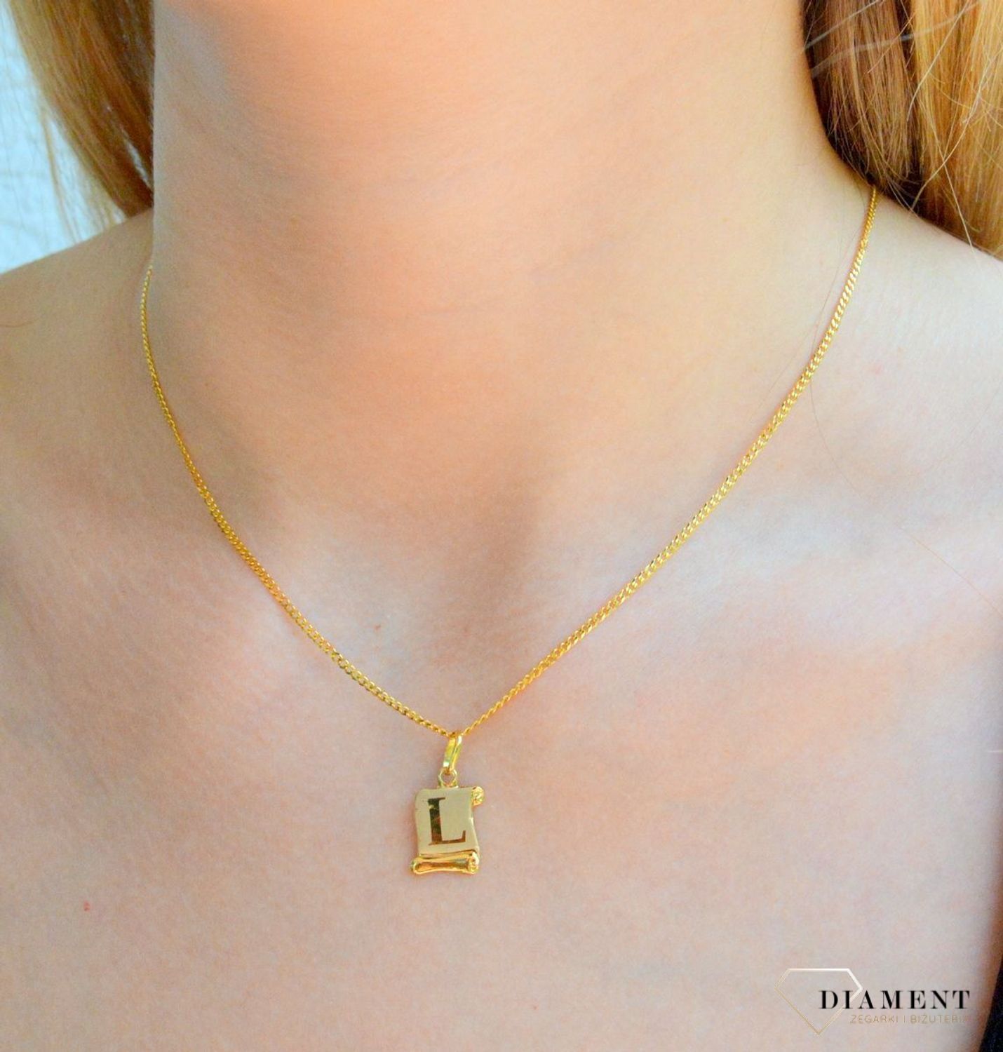 Złota zawieszka literka L na papirusie DIA-ZAW-10030-333. Wisiorek został wykonany z najwyższej jakości złota próby 333 na papirusie. Złoty wisiorek literka L na papirusie. Zawieszka damska z literką. Idealna zawieszka na prez.jpg