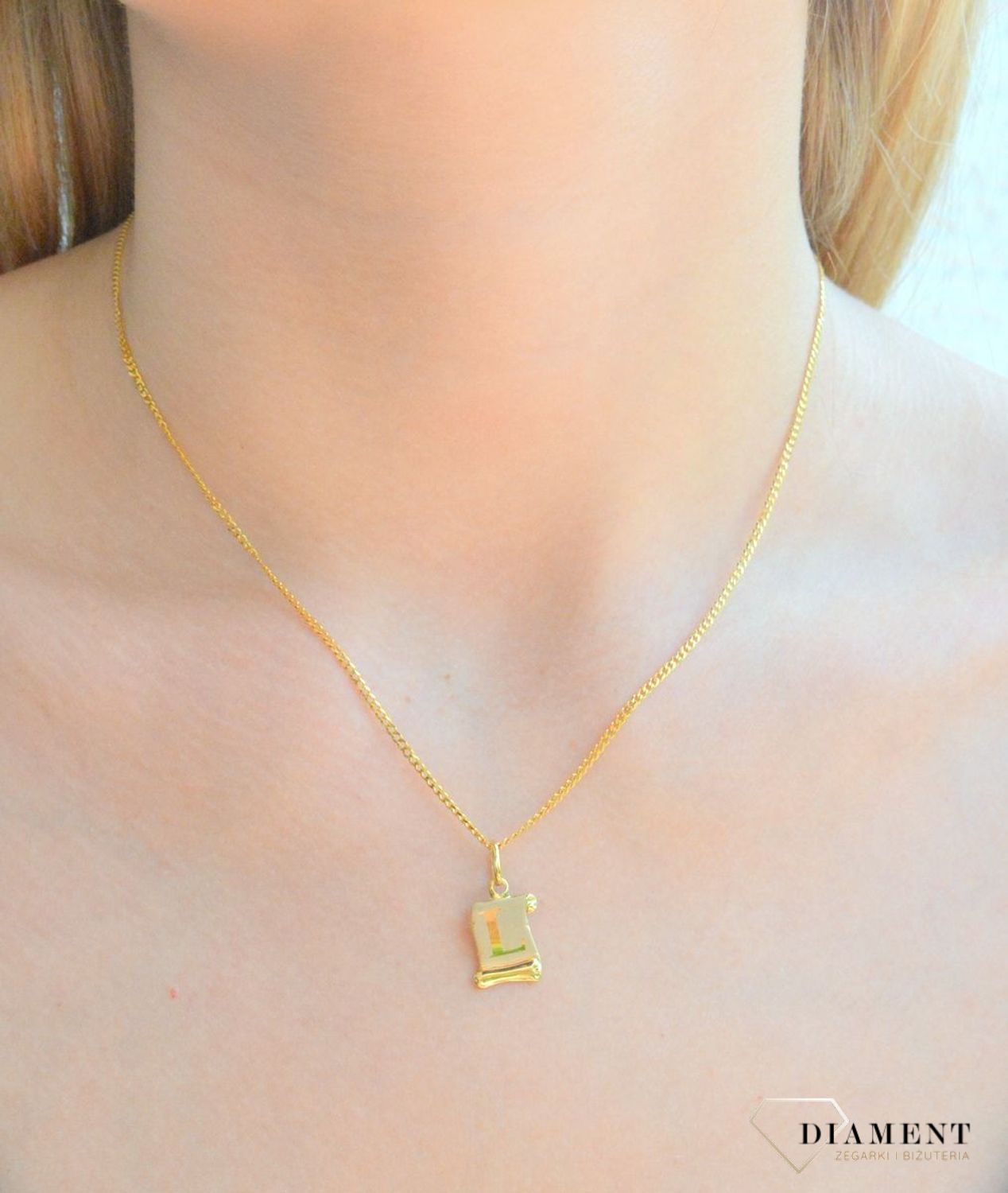 Złota zawieszka literka L na papirusie DIA-ZAW-10030-333. Wisiorek został wykonany z najwyższej jakości złota próby 333 na papirusie. Złoty wisiorek literka L na papirusie. Zawieszka damska z literką. Idealna zawieszka na prez.jpg