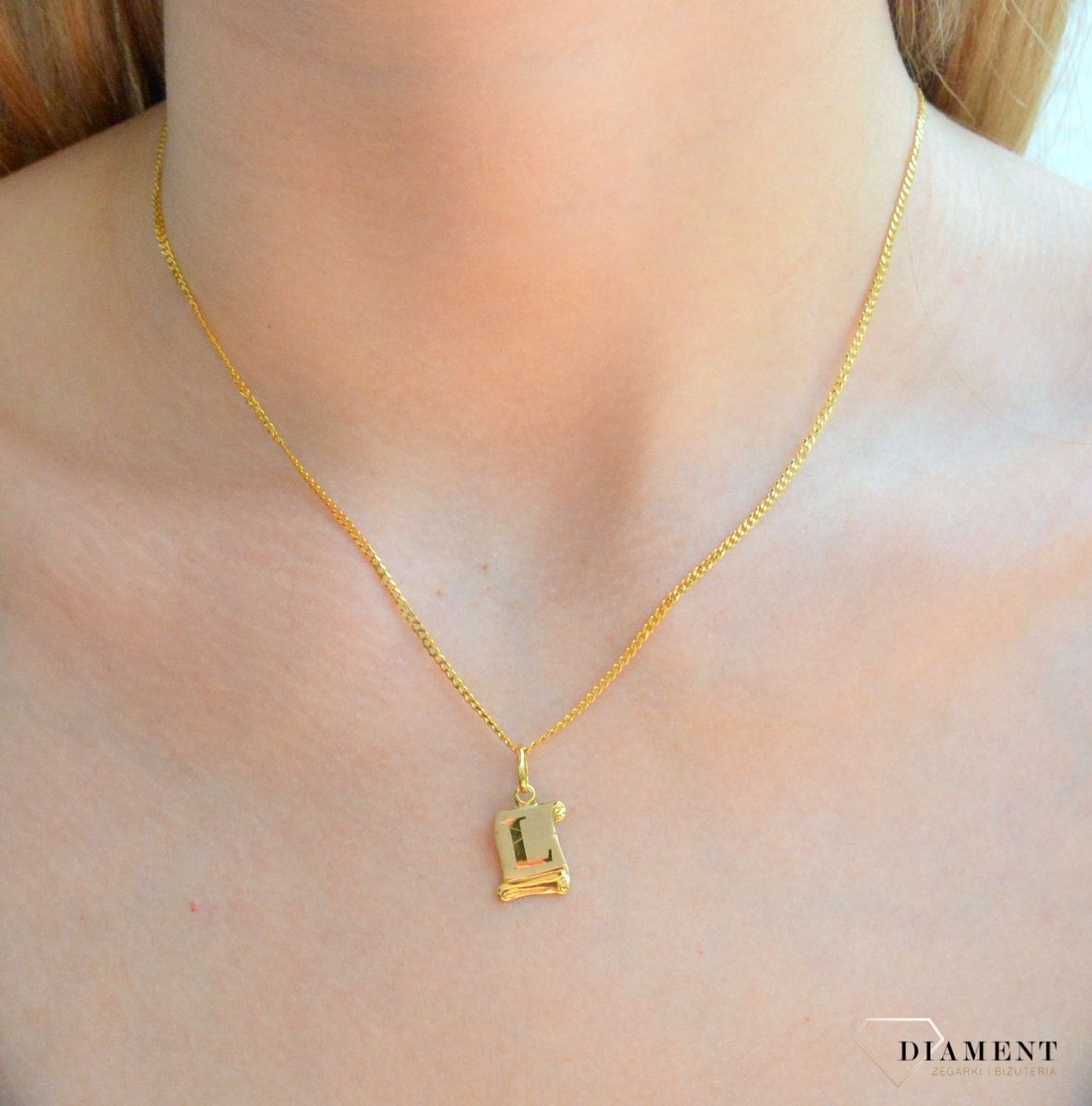 Złota zawieszka literka L na papirusie DIA-ZAW-10030-333. Wisiorek został wykonany z najwyższej jakości złota próby 333 na papirusie. Złoty wisiorek literka L na papirusie. Zawieszka damska z literką. Idealna zawieszka na prez.jpg