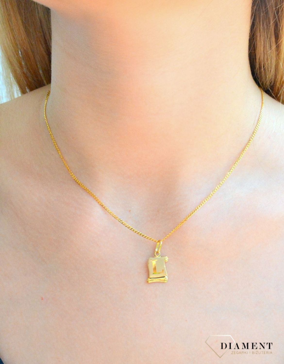 Złota zawieszka literka L na papirusie DIA-ZAW-10030-333. Wisiorek został wykonany z najwyższej jakości złota próby 333 na papirusie. Złoty wisiorek literka L na papirusie. Zawieszka damska z literką. Idealna zawieszka na prez.jpg