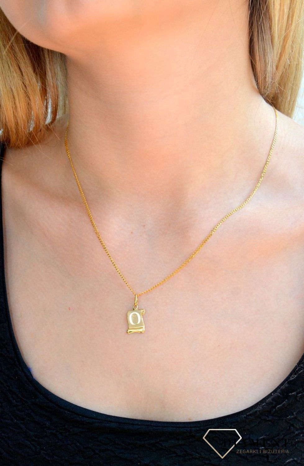 Złota zawieszka literka O na papirusie DIA-ZAW-10031-333. Wisiorek został wykonany z najwyższej jakości złota próby 333 na papirusie. Złoty wisiorek literka O na papirusie. Zawieszka damska z literką. Idealna zawieszka na prez.jpg