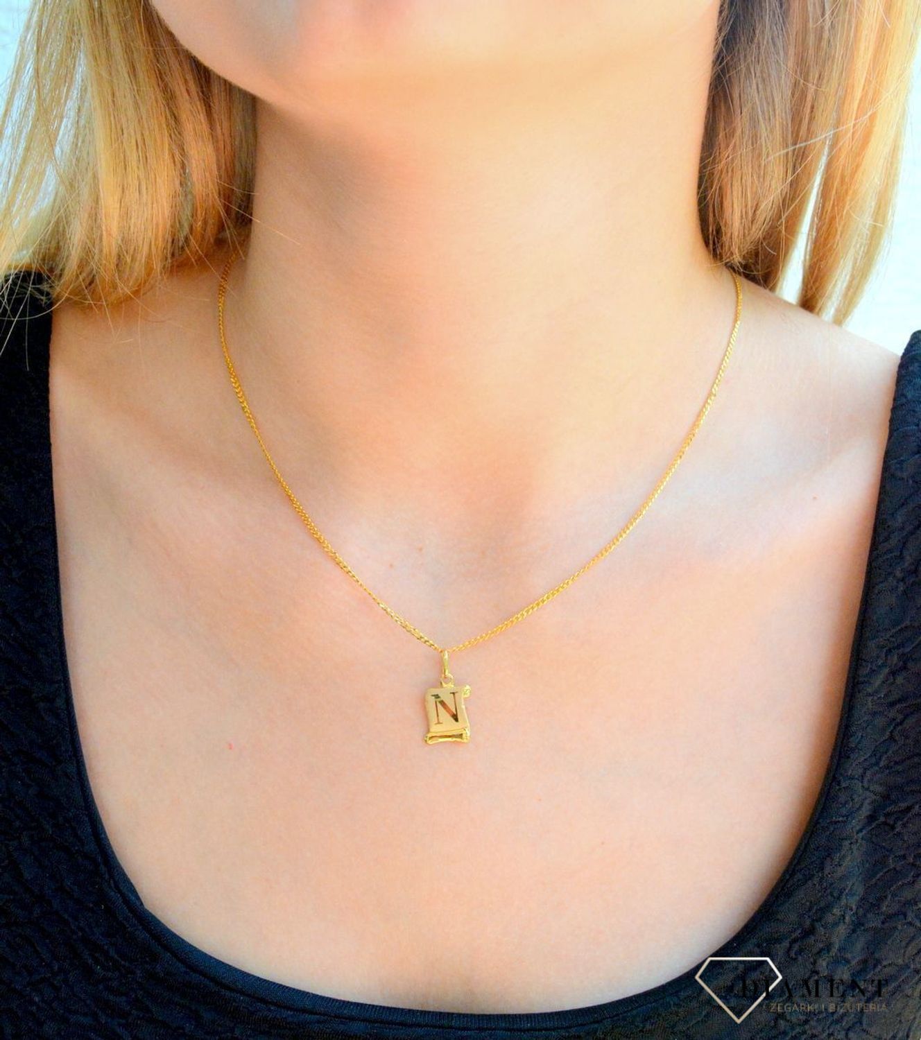 Złota zawieszka literka N na papirusie DIA-ZAW-10032-333. Wisiorek został wykonany z najwyższej jakości złota próby 333 na papirusie. Złoty wisiorek literka N na papirusie. Zawieszka damska z literką. Idealna zawieszka na prez.jpg