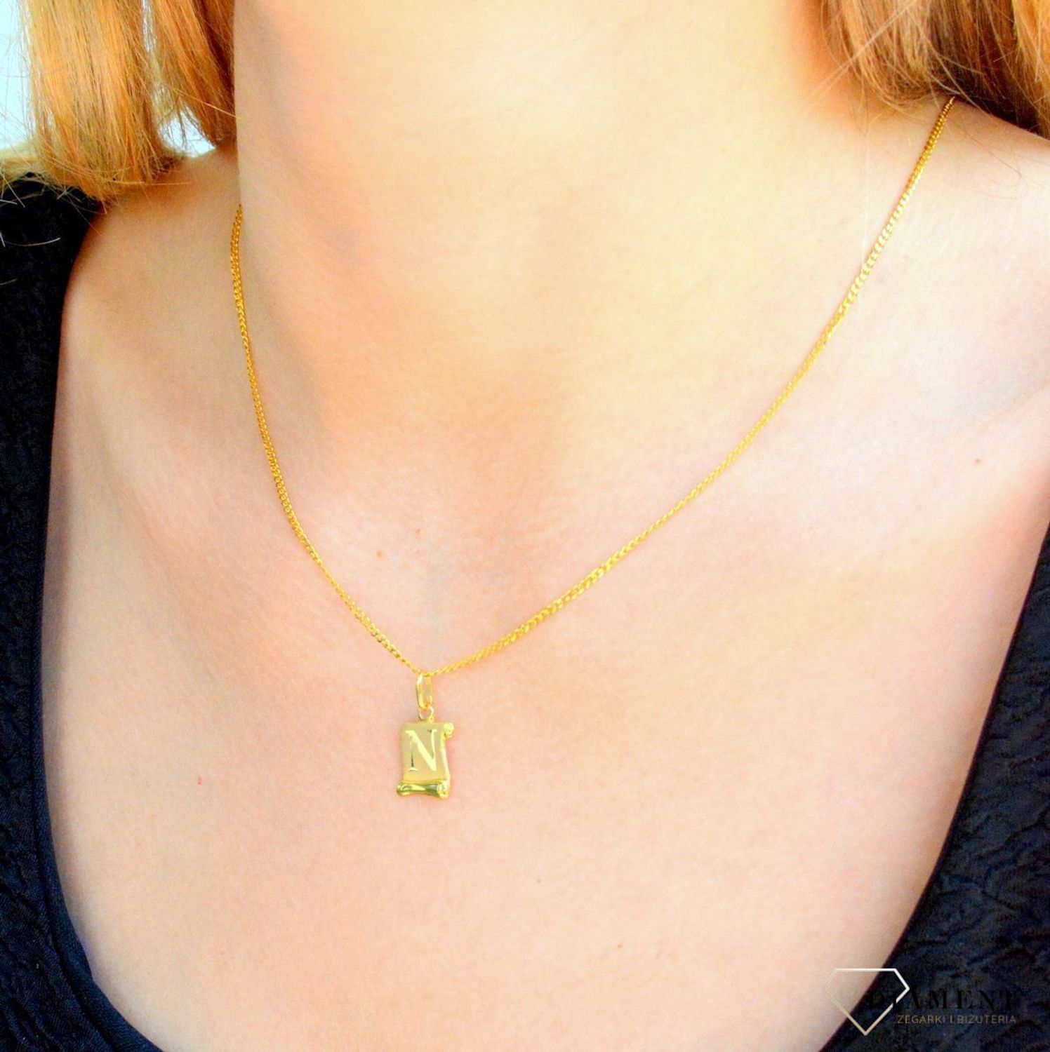 Złota zawieszka literka N na papirusie DIA-ZAW-10032-333. Wisiorek został wykonany z najwyższej jakości złota próby 333 na papirusie. Złoty wisiorek literka N na papirusie. Zawieszka damska z literką. Idealna zawieszka na prez.jpg