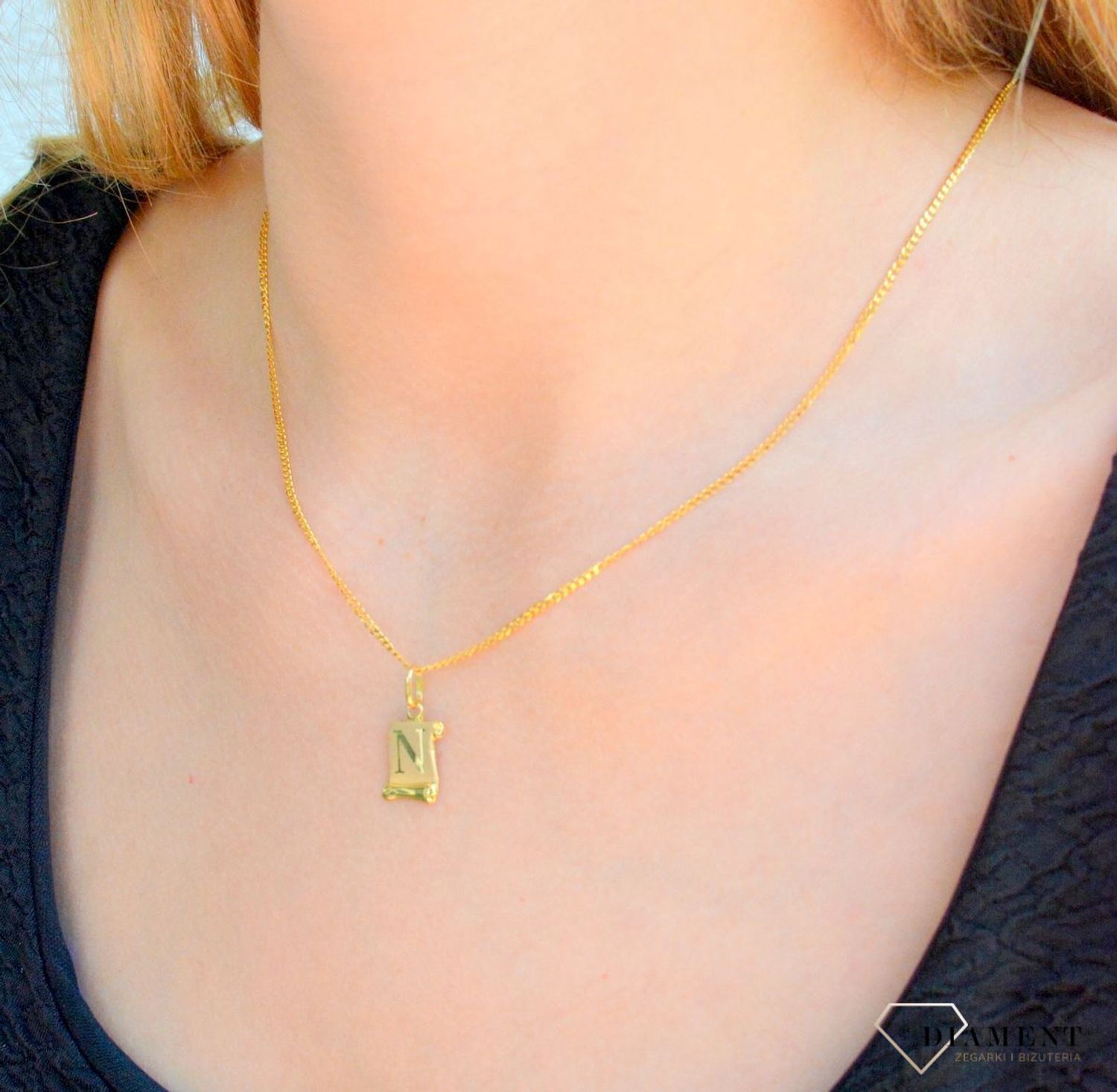 Złota zawieszka literka N na papirusie DIA-ZAW-10032-333. Wisiorek został wykonany z najwyższej jakości złota próby 333 na papirusie. Złoty wisiorek literka N na papirusie. Zawieszka damska z literką. Idealna zawieszka na prez.jpg