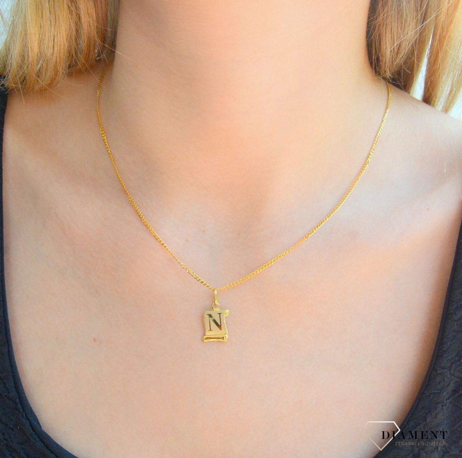 Złota zawieszka literka N na papirusie DIA-ZAW-10032-333. Wisiorek został wykonany z najwyższej jakości złota próby 333 na papirusie. Złoty wisiorek literka N na papirusie. Zawieszka damska z literką. Idealna zawieszka na prez.jpg