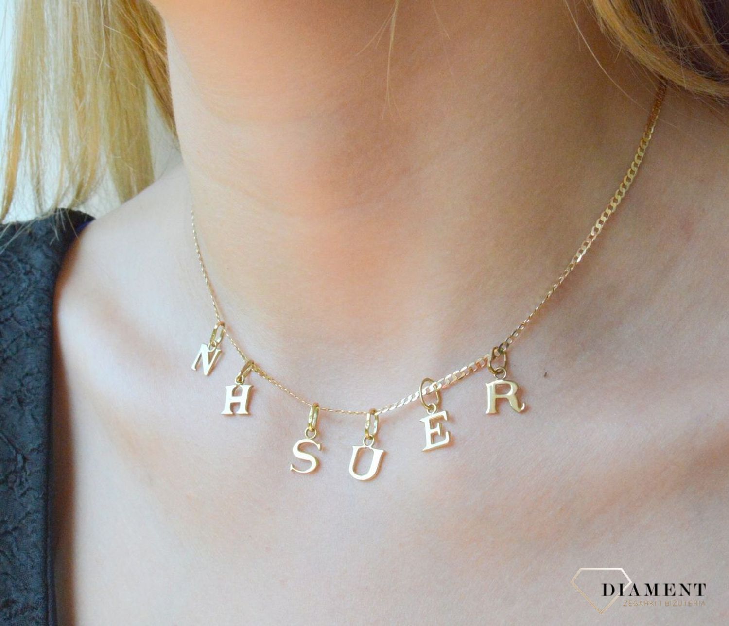 Złota zawieszka 333 literka N DIA-ZAW-10036-333. Piękny, złoty wisiorek o ciekawym wzorze wykonany z żółtego złota próby 333. Personalizowana zawieszka to doskonały pomysł na prezent dla każdej kobiety. Zawieszka z literką N..jpg