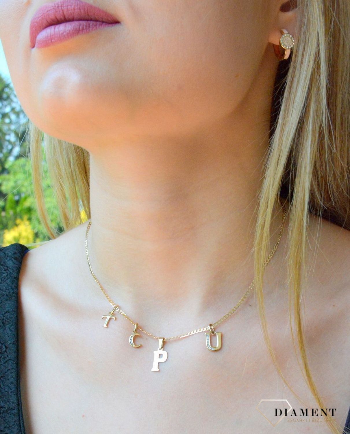 Złota zawieszka 333 literka T DIA-ZAW-10037-333. Piękny, złoty wisiorek o ciekawym wzorze wykonany z żółtego złota próby 333. Personalizowana zawieszka to doskonały pomysł na prezent dla każdej kobiety. Zawieszka z literką T..jpg