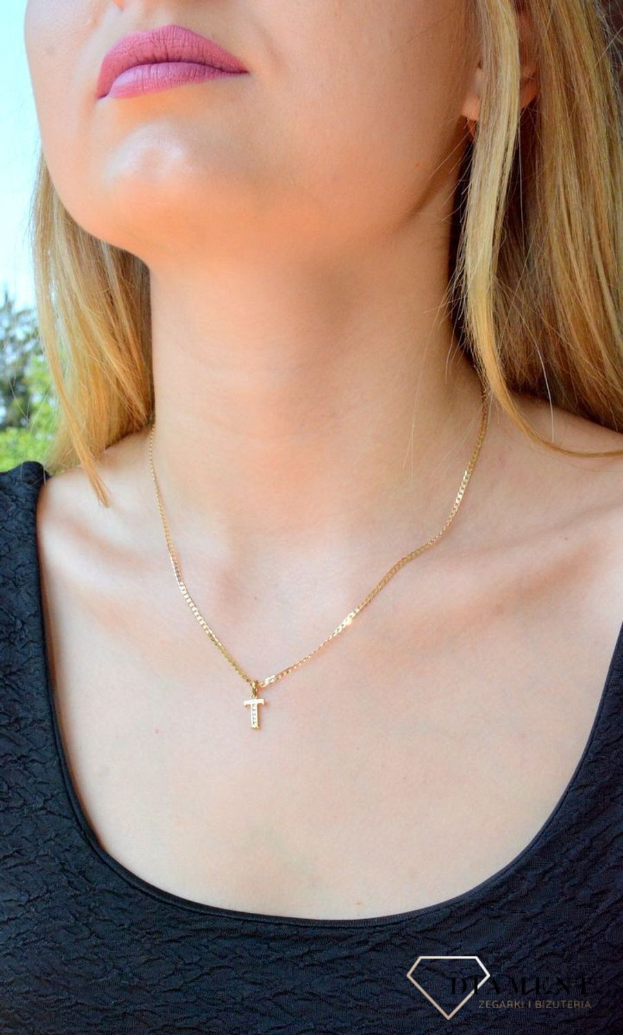 Złota zawieszka 333 literka T ozdobiona cyrkoniami DIA-ZAW-10038-333. Piękny, złoty wisiorek o ciekawym wzorze wykonany z żółtego złota próby 333. Personalizowana zawieszka to doskonały pomysł na prezent dla każdej kobiety. Za.jpg