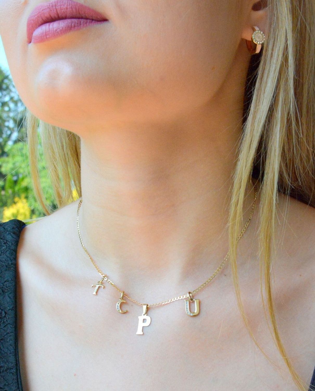 Złota zawieszka 333 literka C ozdobiona cyrkonią DIA-ZAW-10040-333. Piękny, złoty wisiorek o ciekawym wzorze wykonany z żółtego złota. Ta zawieszka będzie idealnym prezentem..jpg