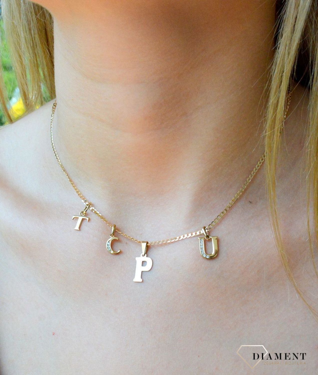 Złota zawieszka 333 literka C ozdobiona cyrkonią DIA-ZAW-10040-333. Piękny, złoty wisiorek o ciekawym wzorze wykonany z żółtego złota. Ta zawieszka będzie idealnym prezentem..jpg