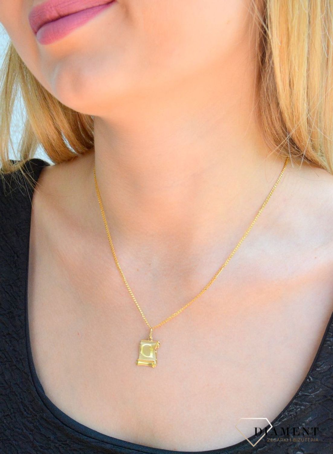 Złota zawieszka literka G na papirusie DIA-ZAW-10041-333. Wisiorek został wykonany z najwyższej jakości złota próby 333 na papirusie. Złoty wisiorek literka G na papirusie. Zawieszka damska z literką. Idealna zawieszka na prez.jpg