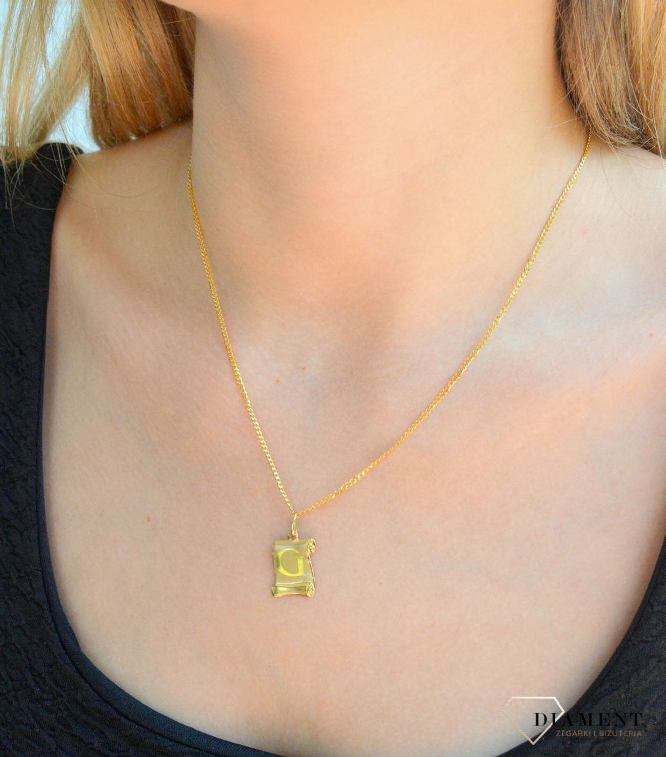 Złota zawieszka literka G na papirusie DIA-ZAW-10041-333. Wisiorek został wykonany z najwyższej jakości złota próby 333 na papirusie. Złoty wisiorek literka G na papirusie. Zawieszka damska z literką. Idealna zawieszka na prez.jpg