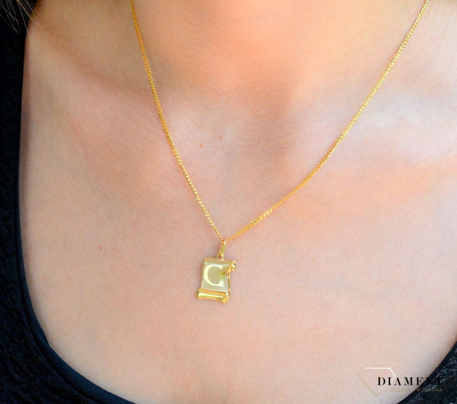 Złota zawieszka literka G na papirusie DIA-ZAW-10041-333. Wisiorek został wykonany z najwyższej jakości złota próby 333 na papirusie. Złoty wisiorek literka G na papirusie. Zawieszka damska z literką. Idealna zawieszka na prez.jpg