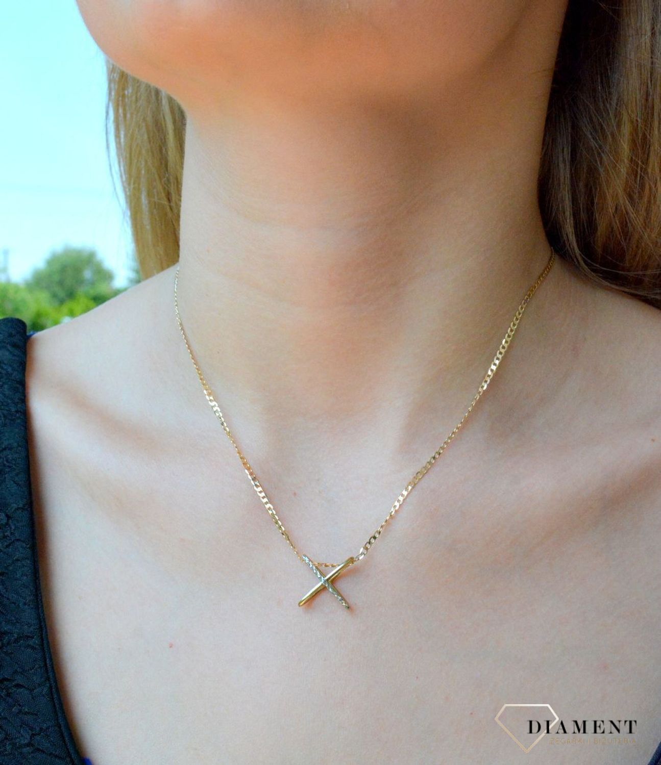 Złota zawieszka 333 'X' z białym złotem DIA-ZAW-10043-333. Piękna, złota zawieszka w kształcie X wykonana z z wysokiej próby złota 333. To uniwersalna biżuteria, która sprawdzi się także jako prezent na wiele okazji dla bliski.jpg