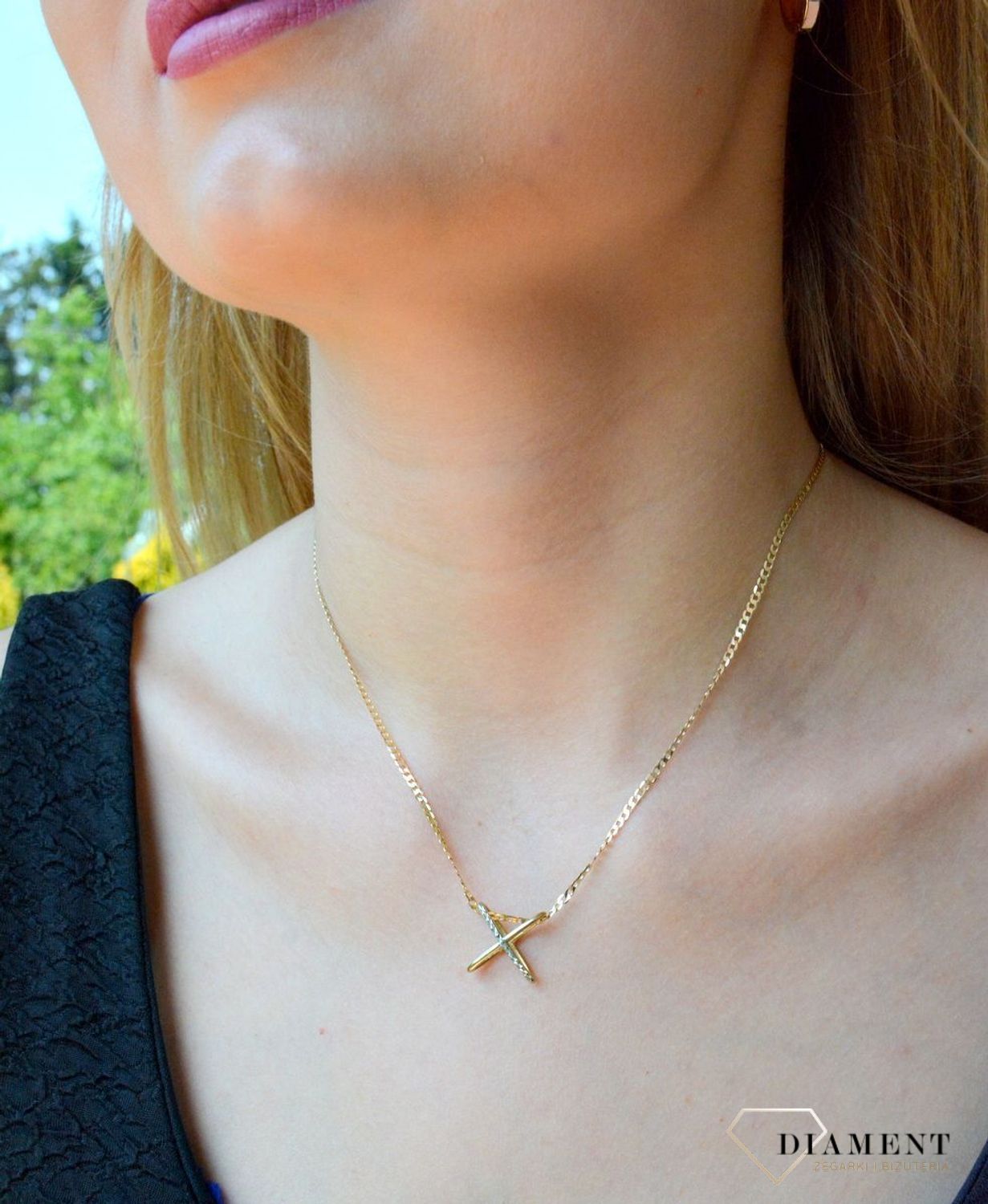 Złota zawieszka 333 'X' z białym złotem DIA-ZAW-10043-333. Piękna, złota zawieszka w kształcie X wykonana z z wysokiej próby złota 333. To uniwersalna biżuteria, która sprawdzi się także jako prezent na wiele okazji dla bliski.jpg