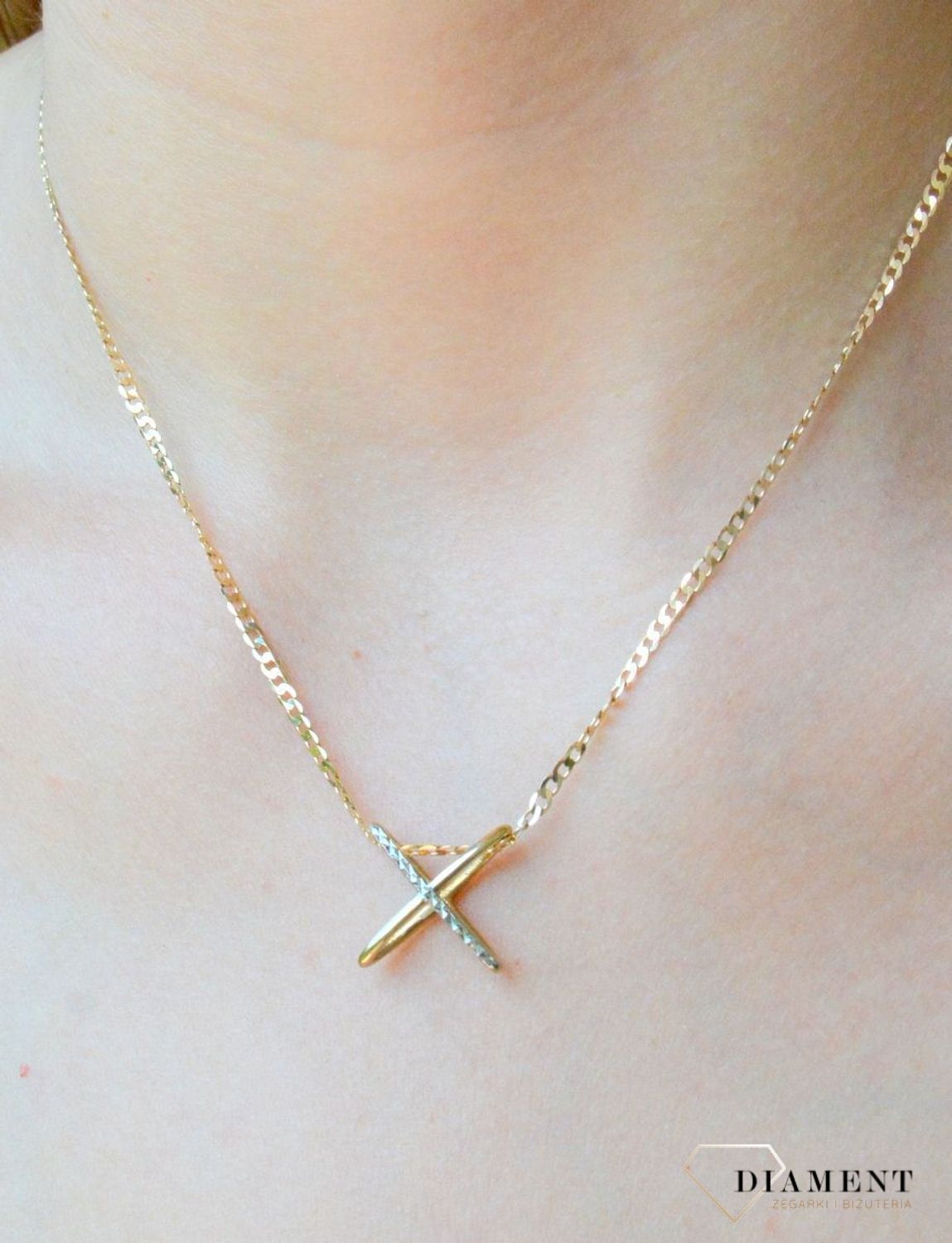 Złota zawieszka 333 'X' z białym złotem DIA-ZAW-10043-333. Piękna, złota zawieszka w kształcie X wykonana z z wysokiej próby złota 333. To uniwersalna biżuteria, która sprawdzi się także jako prezent na wiele okazji dla bliski.jpg