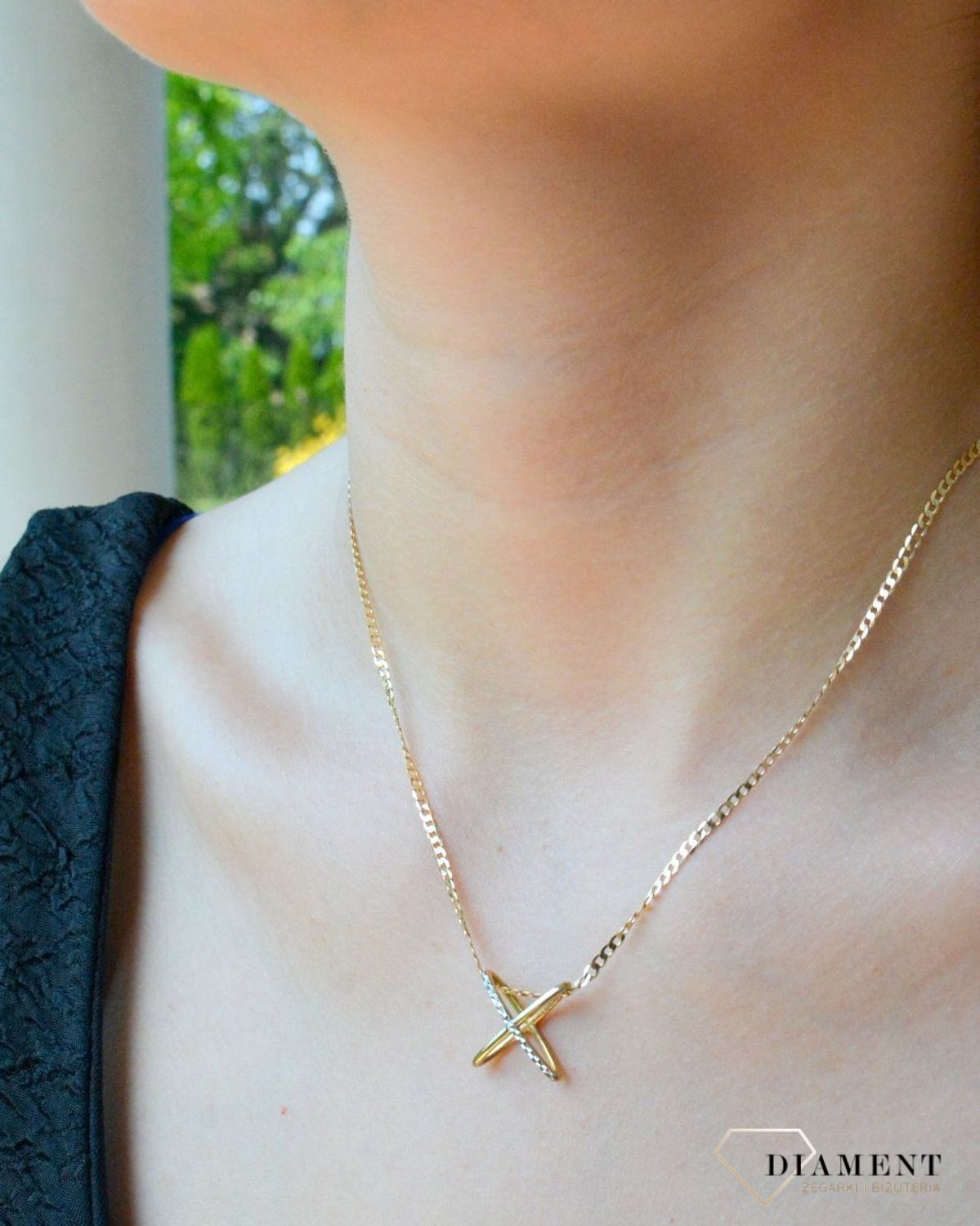 Złota zawieszka 333 'X' z białym złotem DIA-ZAW-10043-333. Piękna, złota zawieszka w kształcie X wykonana z z wysokiej próby złota 333. To uniwersalna biżuteria, która sprawdzi się także jako prezent na wiele okazji dla bliski.jpg