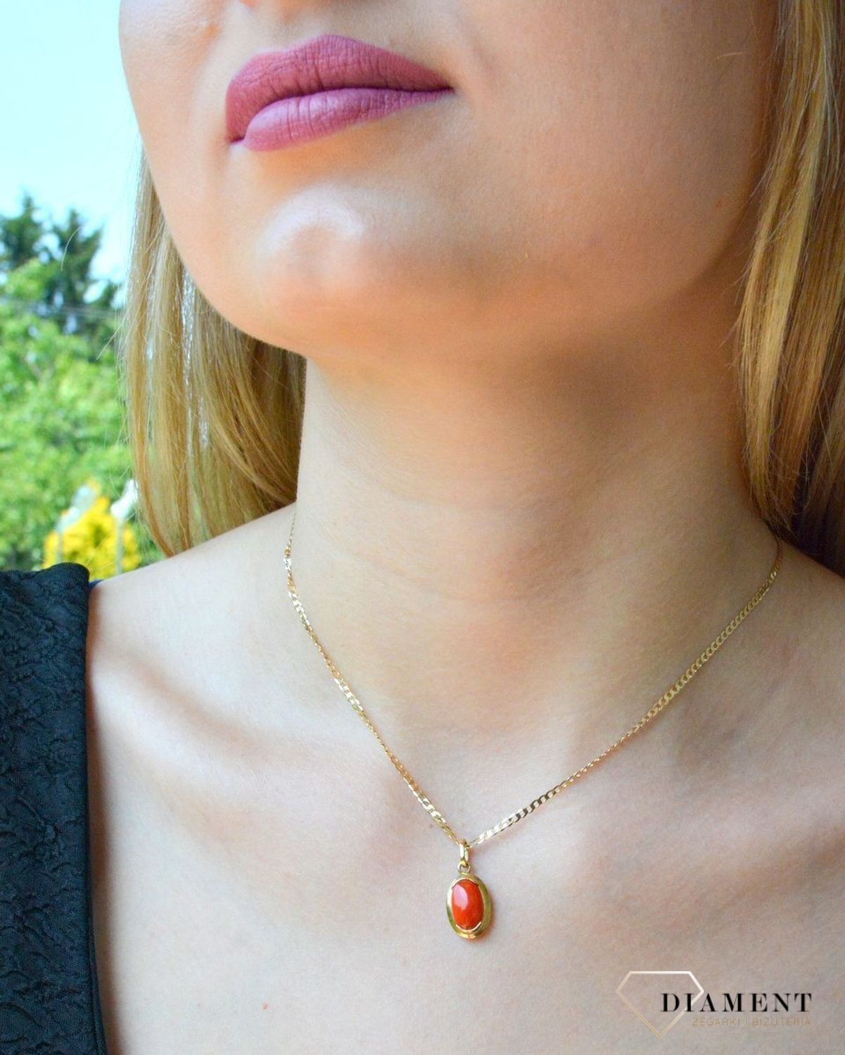 Złota zawieszka 333 owalna z koralem DIA-ZAW-10044-333. Piękna, złota zawieszka o owalnym kształcie z koralem w środku wykonana z z wysokiej próby złota 333.Zawieszka z koralem idealna na prezent..jpg