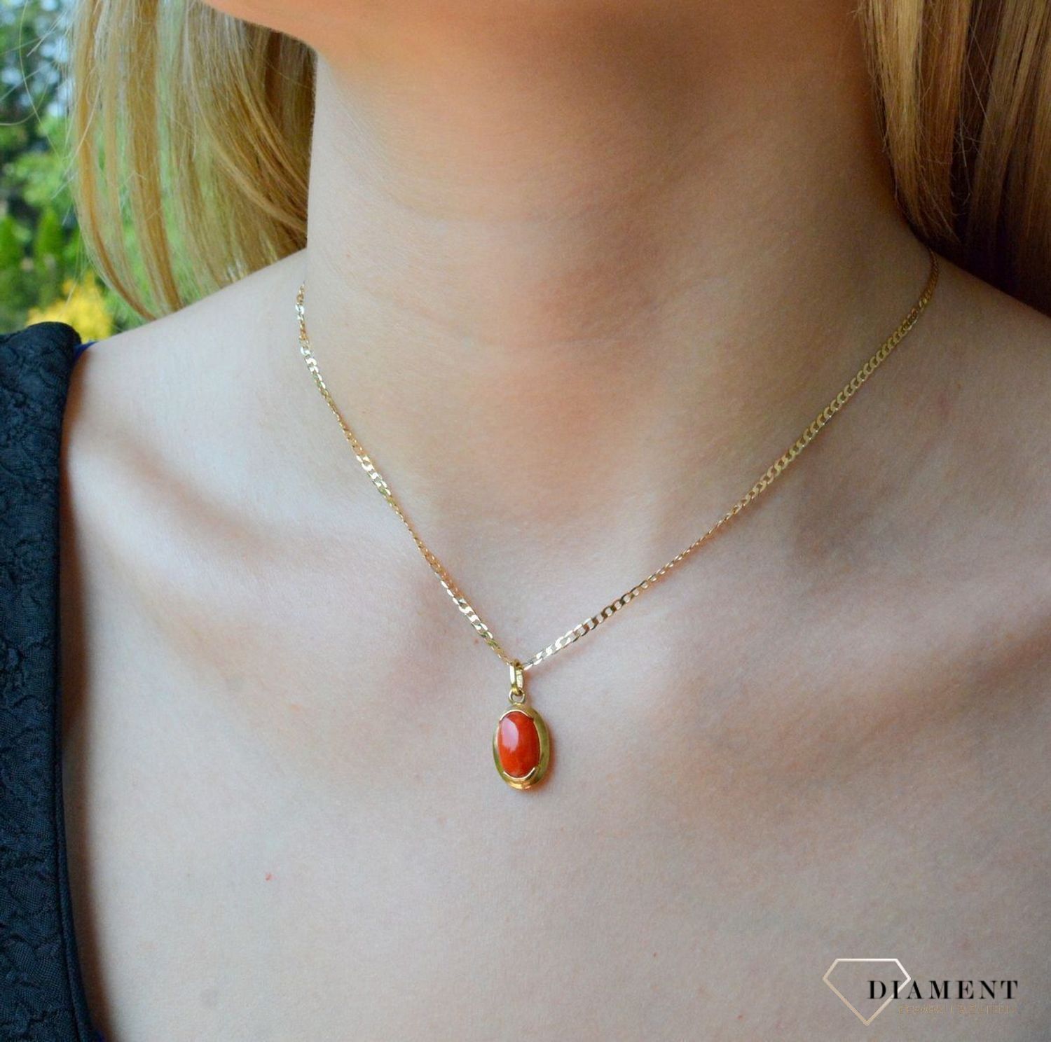 Złota zawieszka 333 owalna z koralem DIA-ZAW-10044-333. Piękna, złota zawieszka o owalnym kształcie z koralem w środku wykonana z z wysokiej próby złota 333.Zawieszka z koralem idealna na prezent..jpg