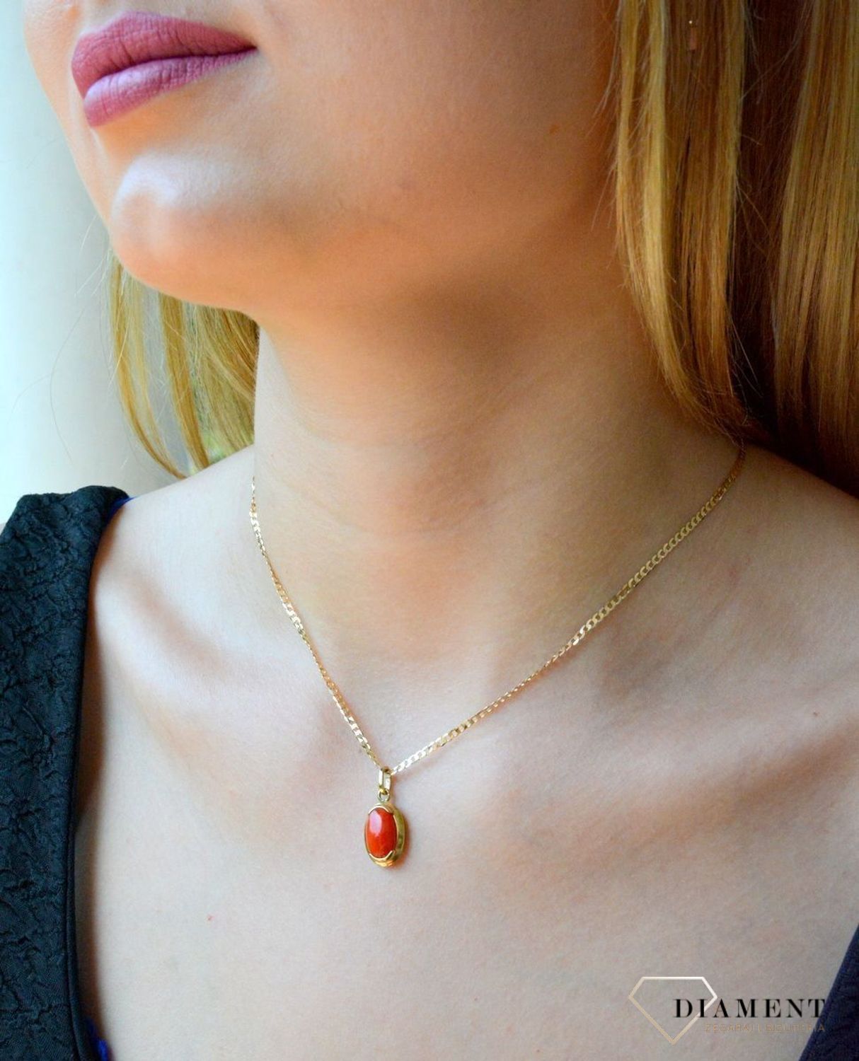 Złota zawieszka 333 owalna z koralem DIA-ZAW-10044-333. Piękna, złota zawieszka o owalnym kształcie z koralem w środku wykonana z z wysokiej próby złota 333.Zawieszka z koralem idealna na prezent..jpg